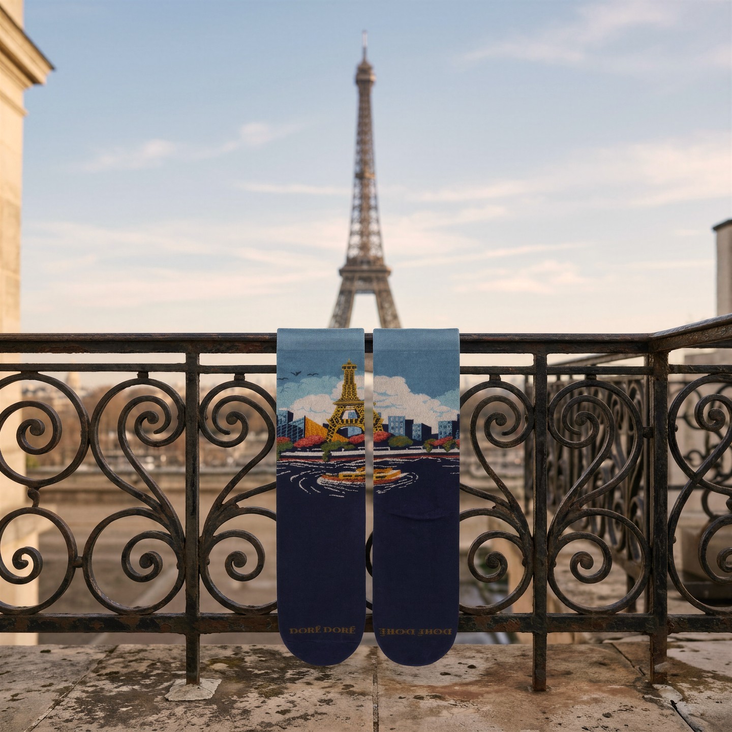 La Tour Eiffel en arrière-plan, le savoir-faire français à portée de main.🗼
#doredore#paristyle