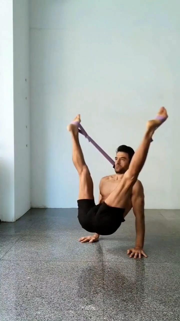 V-sit Variation Using FitStretch
www.fitprogress.com/shop/fitstretch
A super comfy elastic band with a soft cushion for anti-slip comfort. Plus, it’s fully adjustable, adapting with you as you progress in your mobility and skills, all while providing high resistance for an effective workout.
FitProgress Studio Coaching @HandstandTrack Balance Support System