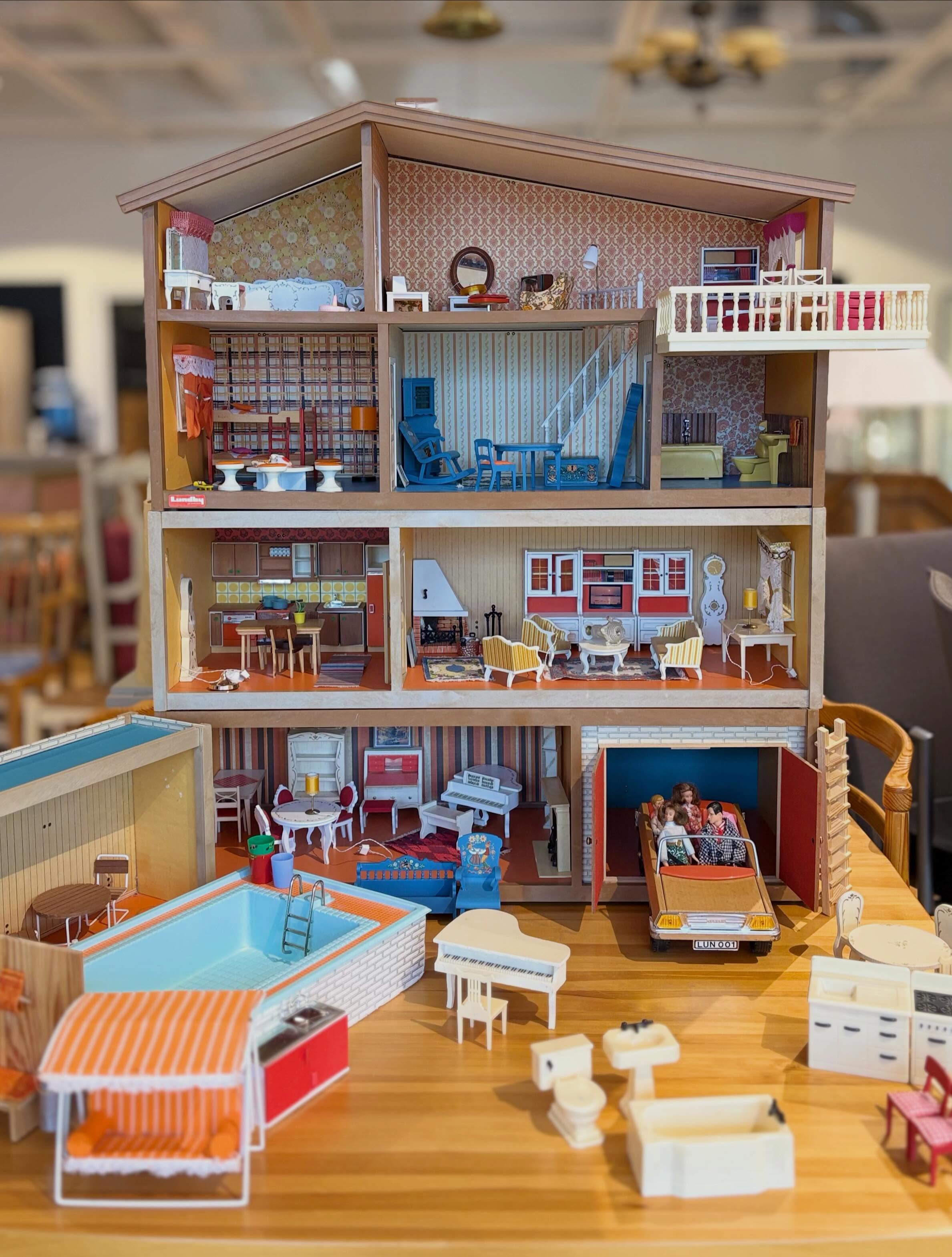 TIPS! På auktion just nu:
DOCKSKÅP MED MÖBLER OCH TILLBEHÖR. Lundby, 4 våningar, 1900-tal.
Objektsnummer: 5227802.
Sök på objektsnumret på Auctionet.com eller i Auctionet-appen för att komma till auktionen och få mer detaljer. Auktionen avslutas den 8/8. ✨
#dockskåp #vintagedollhouse #umeå #secondhandumeå #vintagemöbler #auktion #auction #auctionet #norrlands #auctionhouse #preloved #norrlandsauktionsverk