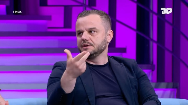 Tek e @ediell_topchannel
Si mund t’i zgjidhin emigrantët sfidat dhe problemet në Shqipëri, edhe kur jetojnë jashtë vendit?
Nga procedurat administrative dhe dokumentacioni, te çështjet ligjore, pronat, investimet dhe shërbimet publike, gjithnjë e më shumë procese mund të menaxhohen në distancë.
Në këtë bisedë do të diskutojmë:
- Sfidat më të zakonshme me të cilat përballen shqiptarët që jetojnë jashtë.
- Mundësitë për t’i zgjidhur këto çështje pa qenë fizikisht në Shqipëri.
- Si teknologjia dhe shërbimet në distancë po e bëjnë më të lehtë ruajtjen e lidhjes me vendin.