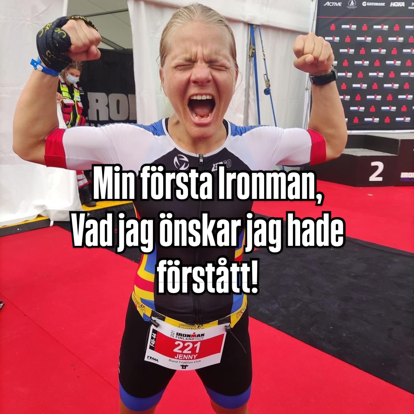 Ibland tänker jag på hur jag skulle gjort om jag fick gå tillbaka och coacha mig själv inför min första Ironman.
Målmedvetenheten och disciplinen var inget problem. Träningen flöt på. Det som fattades var att få maten att matcha det arbete som redan gjordes.
Jag skulle börja med att kolla på träningsschemat.
Vilka dagar innehåller långpass?
Vilka dagar är det dubbelpass?
När ligger två pass nära varandra?
När ska träningen göras direkt efter jobbet? Vilka dagar blir middagen sen?
Sedan skulle vi planera kost och nutrition runt de tillfällena.
På långpassdagarna skulle kolhydrater införas. Sportdryck, gels, bars eller kanske bananer. Vi skulle testa vad som funkade bäst för mig.
Mellan två pass skulle det finnas ett riktigt mellanmål och om träningen slutade klockan 15 skulle återhämtningsmålet inte behöva vänta på att middagen behagade infinna sig.
Vi skulle välja en dag då jag tittade igenom veckan, gjorde en enkel plan för huvudmåltider och mellanmål, och såg till att det som behövdes fanns hemma. Det är svårt att äta den planerade måltiden om skafferi och kylskåp ekar tomt!
Jag skulle också förklara att en orange ruta i TrainingPeaks inte är ett misslyckande och att Ironmanpolisen inte kommer och burar in mig om en ruta någon gång blir röd.
Jag skulle säga att en röd ruta kan vara helt rätt beslut om kroppen behöver vila, livet kommer emellan eller passet helt enkelt inte passar den dagen. Träningsplanen är ett verktyg, inte ett betygssystem.
Samma sak gäller planen för maten. Den ska hjälpa mig att få i mig det jag behöver, inte bestämma när jag får och inte får äta. Är jag hungrig får jag äta, även om middagen är planerad först om några timmar. Inga bonuspoäng delas ut för att man går hungrig!
Sedan skulle vi följa upp.
Det som fungerade skulle vi fortsätta med. Det som inte fungerade skulle vi ändra och testa igen. En plan är inte bra bara för att den ser snygg ut på papper, den måste fungera i verkligheten också!
#idrottsnutrition #ätförprestation #triathlonträning #ironmanträning