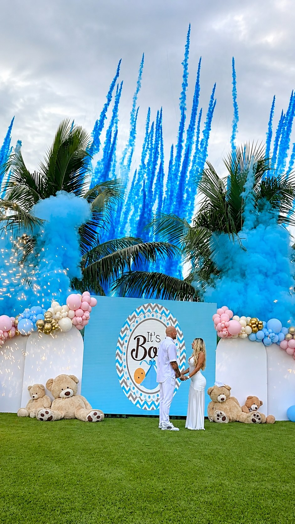 An unforgettable Full package gender reveal! πβ¨ Congratulations to this beautiful family! ππ
.
.
.
#genderreveal #genderrevealmiami #revelaciondesexo #genderrevealparty #genderrevealvideo