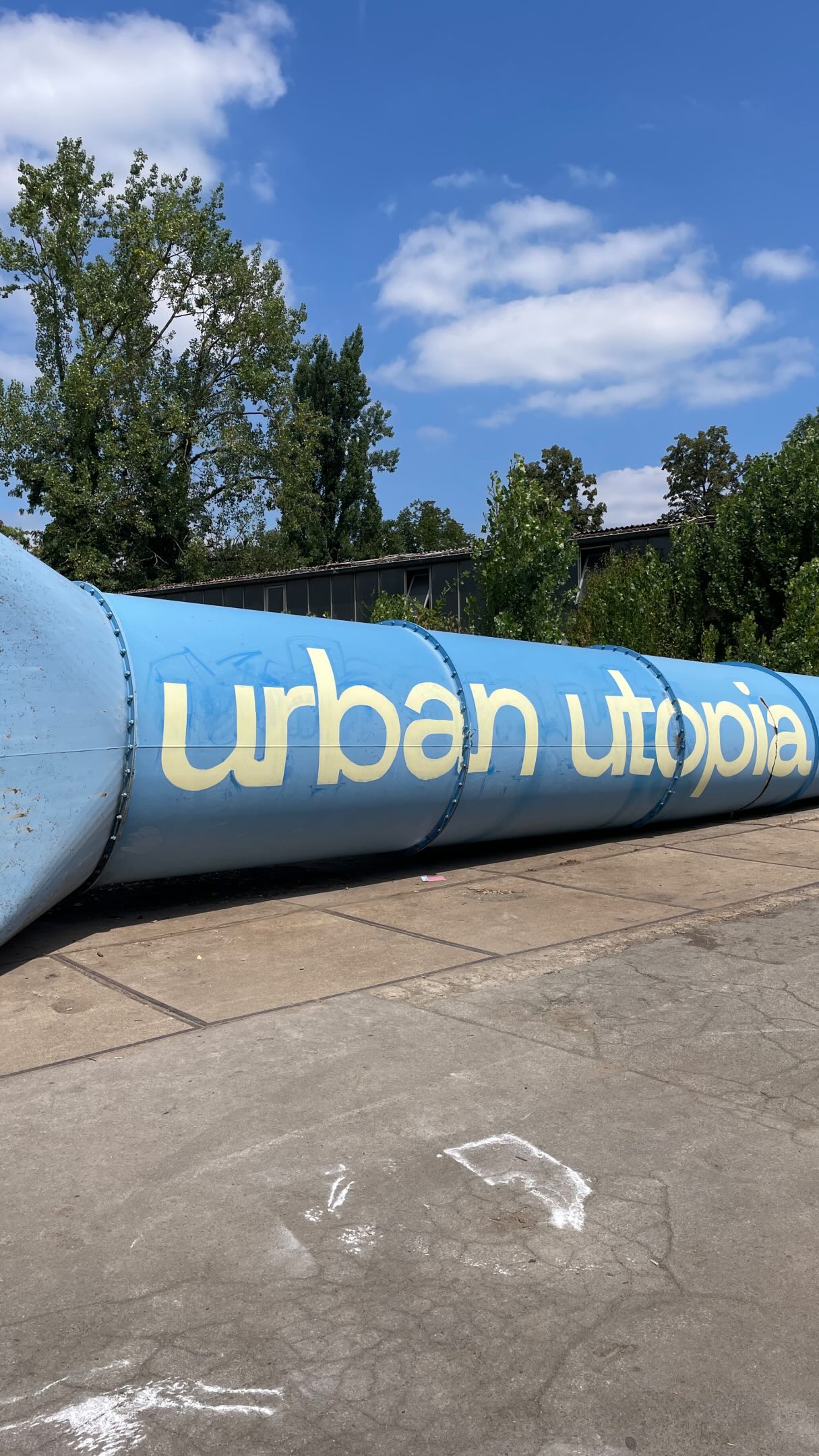 Aus Leerstand wird Zukunft.
Vergangene Woche haben wir das Urban Utopia Festival in seiner letzten Festivalwoche besucht und waren beeindruckt, was hier in nur wenigen Wochen entstanden ist.
Drei Wochen lang haben die ehemaligen Grossmann-Hallen in Solingen-Wald gezeigt, welches Potenzial in unserer Stadt steckt: Konzerte, Ausstellungen, Workshops, Street Food, Co-Working und viele Begegnungen haben einen lange leerstehenden Ort wieder mit Leben gefüllt. Gleichzeitig ist Urban Utopia mehr als ein Festival – das Ziel ist ein dauerhafter Raum für Kultur, Kreativität, Begegnung und gemeinsames Engagement in Solingen.
Als SG zukunft. stehen wir hinter diesem Projekt. Solingen braucht Orte, an denen Menschen zusammenkommen, Ideen entwickeln und unsere Stadt aktiv mitgestalten können. Urban Utopia zeigt, wie aus einer mutigen Idee ein echter Mehrwert für unsere Stadtgesellschaft entstehen kann.
Damit aus dem Festival ein dauerhafter Begegnungsort wird, braucht das Projekt jetzt unsere Unterstützung. Deshalb unser Aufruf:
👉 Unterstützt das Crowdfunding auf urban-utopia.de.
Jeder Euro hilft dabei, einen Ort zu schaffen, der Solingerinnen und Solingern langfristig zugutekommt – für Kultur, Austausch und ein lebendiges Miteinander. 🧡
