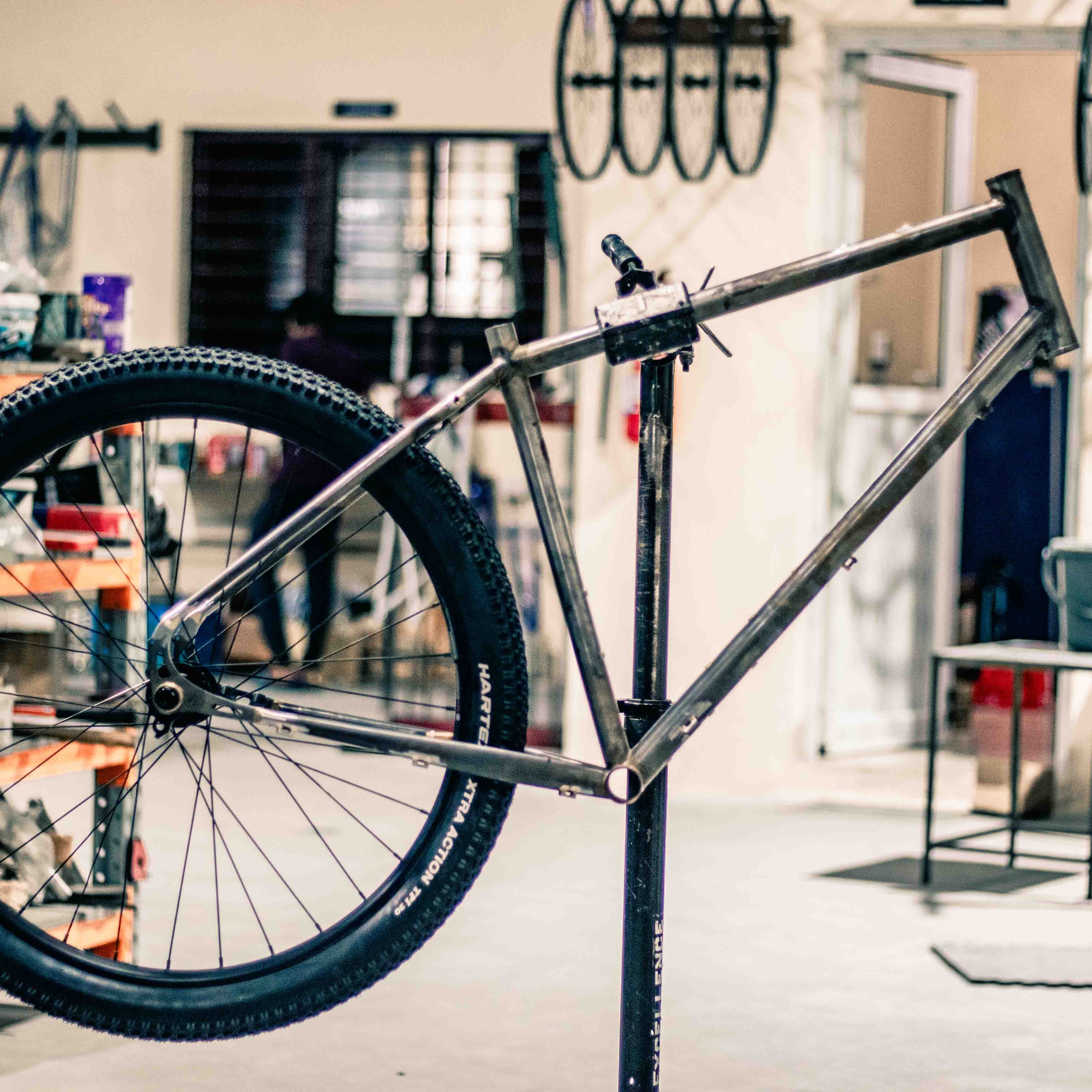 @scolarian_bikes custom frame in the making.
This one sits right at the crossover between a drop bar #MTB and a #gravel frame, built for bigger tyres, modern standards, and all-road versatility.
• 148 mm x 12 mm rear thru axle spacing
• 73 mm BSA bottom bracket
• Externally butted seat tube for a 27.2 mm seatpost
• Tyre clearance for 650B / 27.5 x 61 mm (2.4”) tyres
• Scolarian UDH dropout with flat mount