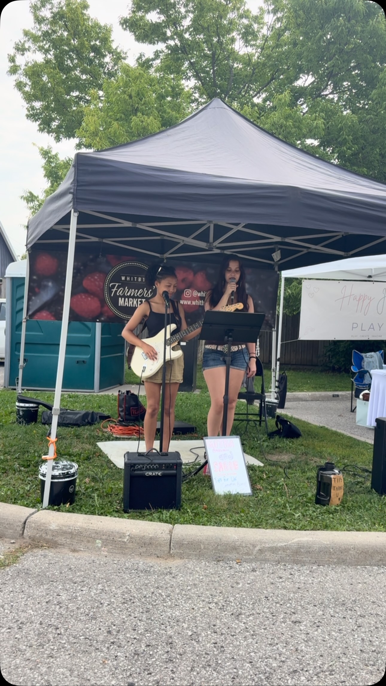 Today at the market πΆππΆ
@sadie_serenades @mitrasmusic
#livemusic