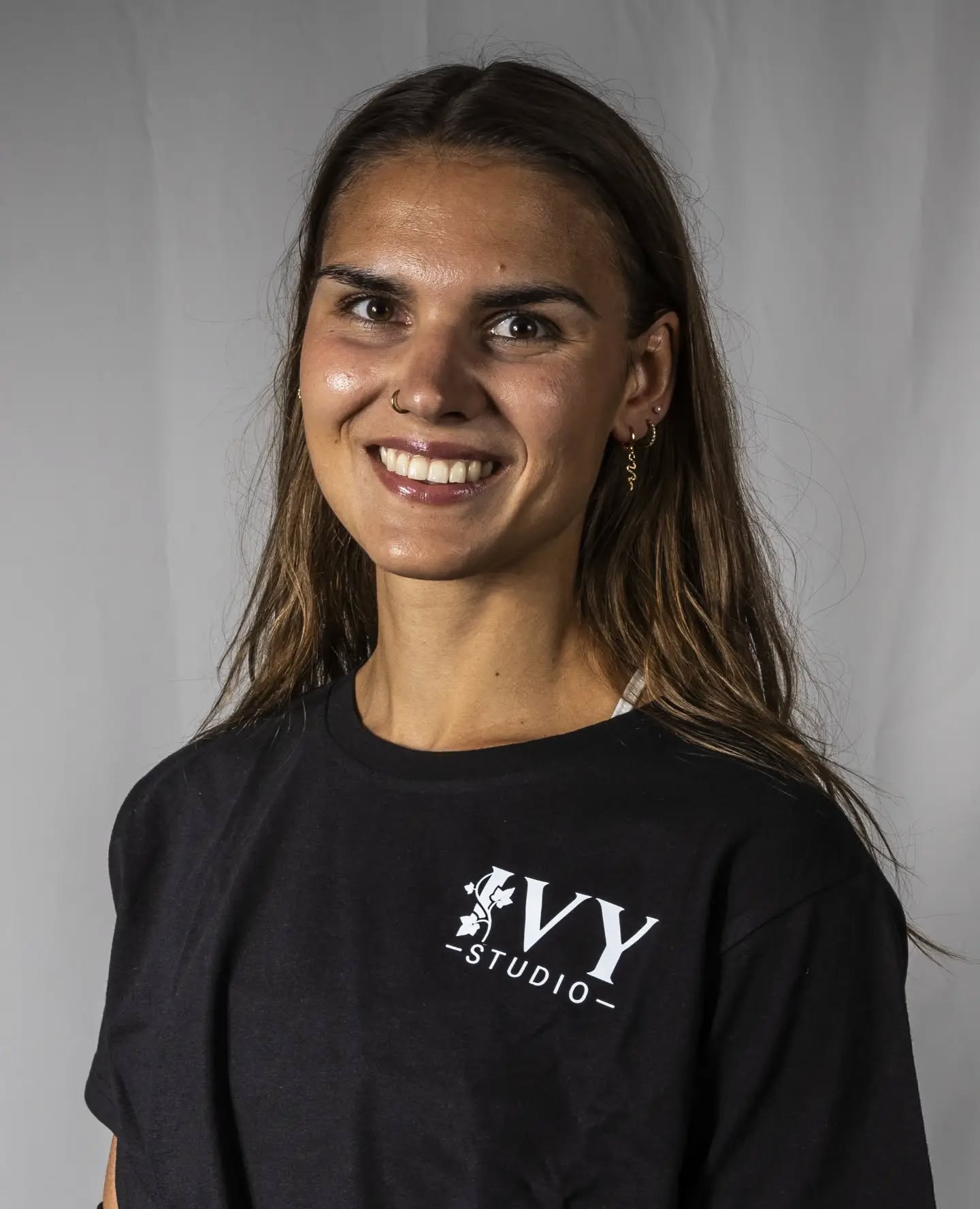 Instruktörspresentation @tidelilejla
Lär känna mig
• Namn Tilde
• Instruktör: Pole
• Hur länge har du tränat Pole/aerial? Sedan hösten 2021
• Vad betyder IVY för dig? Det är en plats för mig att utvecklas på och en plats där jag kan få hjälpa andra att känna dansglädje och trygghet.
Lite om mig
• Favoritgodis? Tantgodisen Marianne 😍
• Favoritfärg? Lila
• Vad gör du när du inte tränar? Jobbar, löser korsord och frågar främlingar om jag får klappa deras hund
3 snabba
• Static eller spin? Båda!
• Flexibilitet eller styrka? Båda!
• Tricks eller flow? Båda! Jag kan inte välja!
Avslutning
• Favorittrick? Brass bridge
• Drömtrick? Full moon
• Vad skulle du säga till någon som funderar på att börja med pole/aerial eller annan dansform på IVY? Du kommer inse att din kropp är kapabel till så mycket mer än du tror, och det är en helt fantastisk känsla!