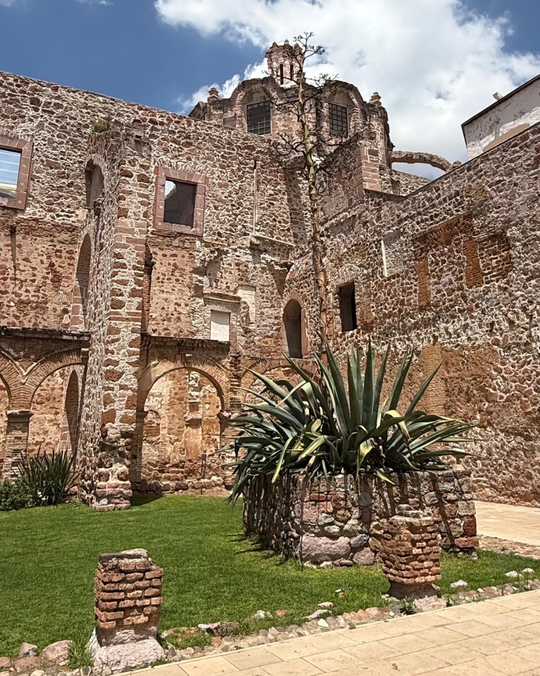 Esta vez vine a Zacatecas por el aniversario de Joia, pero antes de enseñarles todo lo que vivimos en el evento, quería compartirles unas fotos de la ciudad que siempre será mi hogar.
Aunque hoy Oaxaca es el lugar donde vivo y donde he construido gran parte de mi camino, Zacatecas siempre tendrá un pedacito de mi corazón. Aquí crecí, aquí están muchos de mis recuerdos y cada vez que regreso encuentro algo que me hace sentir en casa.
Qué bonito poder volver, caminar sus calles y reencontrarme con un lugar que, sin importar cuánto tiempo pase, siempre será parte de mí.