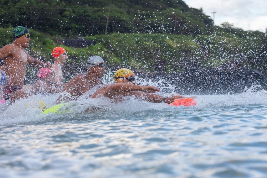 🌊💙 Proud to be the Title Sponsor of the Eat Pono 5K & 10K Swim! 💙🌊
It was an honor for @eatpono to sponsor the Eat Pono 5K & 10K, hosted by Race Director Jon Storm and the North Shore Swim Series.
At Eat Pono, our mission is to inspire healthier people, stronger communities, and a more sustainable Hawaiʻi by connecting nutrition, local agriculture, and active lifestyles. Supporting events like this allows us to help provide endurance athletes the opportunity to compete at the highest level on Oʻahu’s North Shore in the longest certified open-water swim in the State of Hawaiʻi. 🌺🏊♀️
🌺 It was truly a day of the wāhine! Congratulations to Corey Farah (17), the overall winner of the 5K, and Rachel Randall (34), the overall winner of the 10K. What inspiring performances! 👏🏆
A heartfelt mahalo to the incredible @honoluluoceansafety lifeguards, Tim Marr longtime friend and triathlete who brought fun and enthusiastic commentary, all of the volunteers, and our generous sponsors who made this event safe, memorable, and successful for nearly 100 swimmers.
Special thanks to:
🤙 @timelinehawaii
💧 @drinkhidrate
☀️ @kokuasuncare
👕 @triplerushclothing
🌺 @dukefoundation
📸 Photos courtesy of @nora_from_hawaii and @JADERR808.
Congratulations to every swimmer who embraced the challenge and the beauty of Oʻahu’s North Shore. Mahalo for making it an unforgettable day! 🌊💙
#EatPono #NorthShoreSwimSeries #OpenWaterSwimming