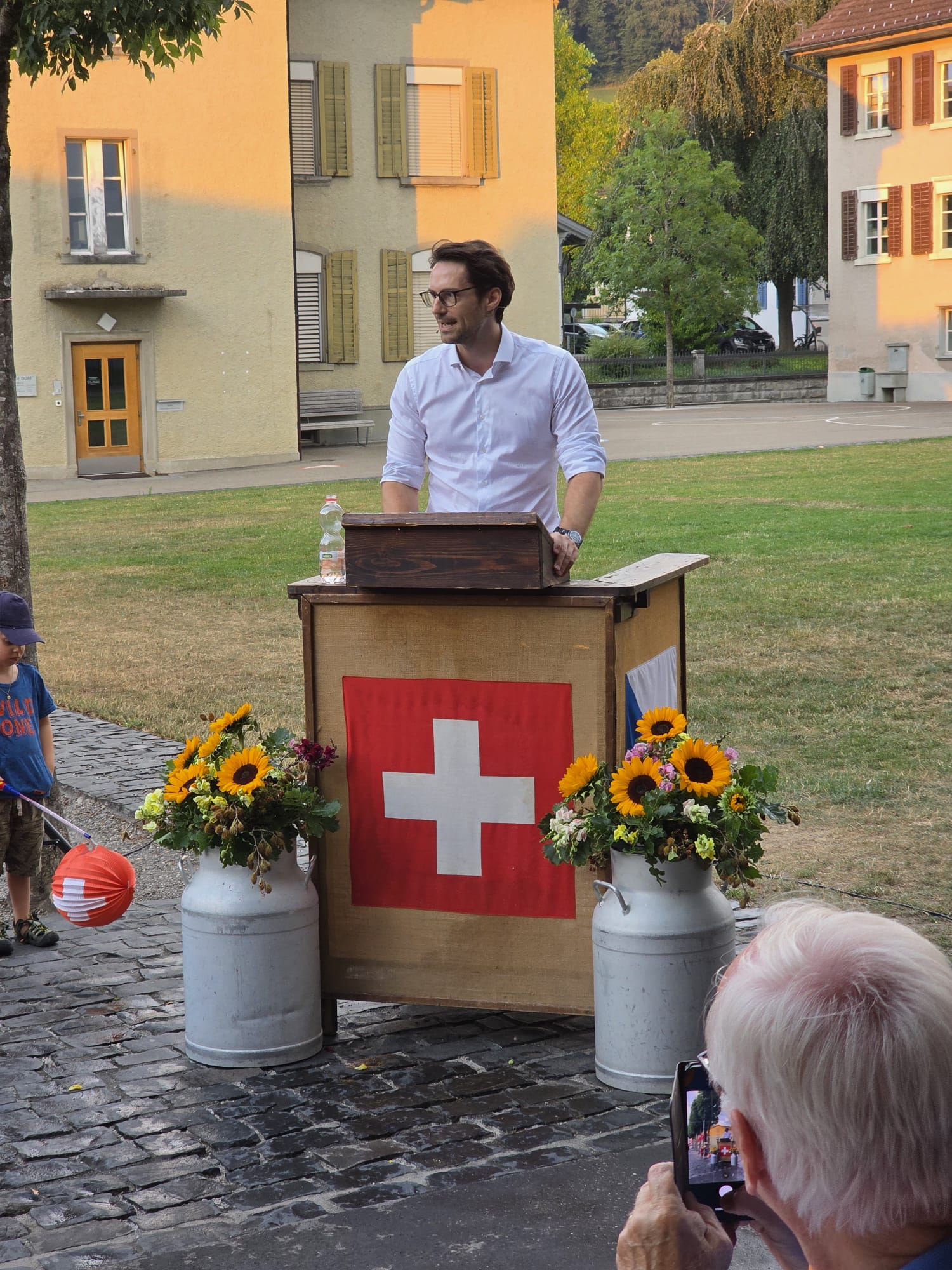 Jeden Tag bin ich dankbar, hier in der Schweiz leben dürfen. 🟥 ⬜
Denn wir dürfen nicht vergessen, was für ein #Glück wir haben. In einem Land zu leben, indem der #Wohlstand seinesgleichen sucht. In einem Land, indem wir nicht hungern müssen und in dem kein Krieg herrscht. In einem Land, in welcher #Demokratie und #Bürgerrechte kein Fremdwort sind, sondern gelebter Alltag.
Und wenn wir herumschauen, erst dann realisieren wir, in was für einem Glück wir hier leben. Was für Chancen und Möglichkeiten uns dieses Land gegeben hat und gibt. Und mit welcher #Kraft und #Fleiss unsere Ahnen dieses Land aufgebaut haben, indem wir nun leben.
Lassen Sie uns gemeinsam diesem Land und diesem #Glück, in dem wir leben, Sorge tragen.
Herzlichen Dank an die Gemeinde Bäretswil sowie @leu.thomas für die Einladung als Festredner am diesjährigen 1. August. 💙