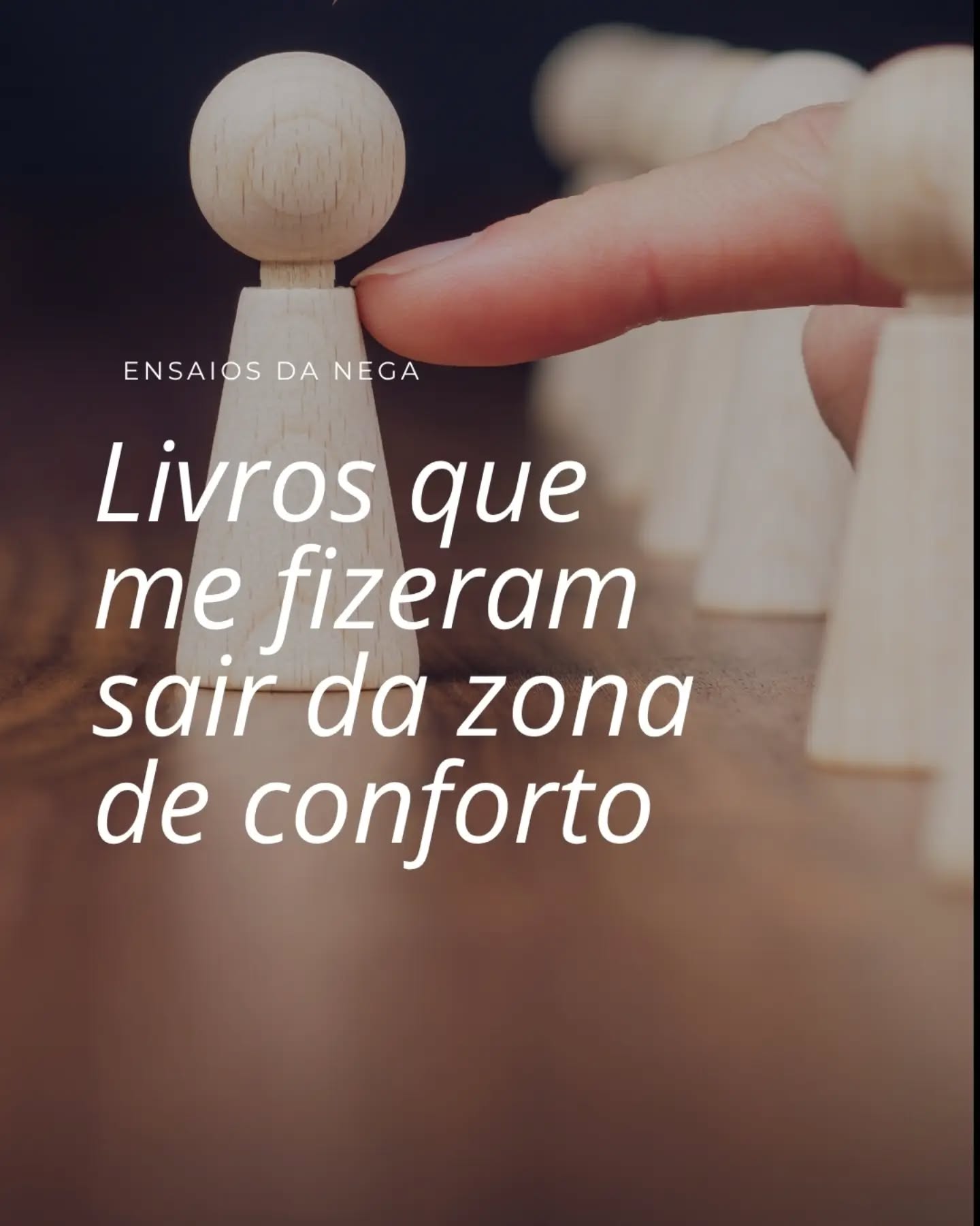 Quando a gente fala em "sair da zona de conforto", muita gente pensa logo em ler um clássico. Mas, para mim, isso nunca foi sobre dificuldade.
Foi sobre estranhamento.
Sobre encontrar histórias que desafiaram minhas certezas, me apresentaram outras culturas, outras formas de escrever e outras maneiras de enxergar o mundo.
Esses sete livros fizeram exatamente isso.
Nem todos se tornaram favoritos. Nem todos foram leituras fáceis. Mas todos deixaram alguma marca na leitora que sou hoje.
Agora quero saber: qual livro tirou você da zona de conforto e valeu cada página? 💛
#VidadeLeitora #livros #leitura #EnsaiosdaNega