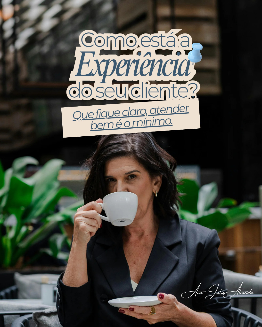Muitos empresários se orgulham em dizer que tratam bem o cliente, mas já pensou que assim como em qualquer relacionamento, tratar bem é o minimo?
É o mínimo tratar bem quem mantém sua empresa de pé através das contas pagas. Você não está fazendo um favor em entregar uma solução, e muito menos o cliente em pagar por essa solução. Na verdade, é uma troca mútua.
Por isso tratar bem é o mínimo, a questão é: Como ir além do mínimo de forma coerente com a minha marca? Que tal entregar uma verdadeira experiência?
Por que o café é tratado com tanta reverência?
Porque ele entrega uma verdadeira experiência extra sensorial para quem vai apreciá-lo. Começa pelo ritual que pode ser feito de várias formas, desde colocar a cápsula em uma máquina ou passá-lo lentamente pelo coador, cada uma vai gerar um sabor e uma entrega diferente, já começa por ai. Ai vem o cheiro, que dependendo da qualidade do café, das notas, da colheita, da torra, da moagem, pode entregar uma experiência diferente. Ai vem a apresentação que pode ser desde o copo de vidro até uma xícara da mais pura porcelana. E pensa que para por ai? Ele pode ser entregue preto, de cara, ou com uma folha, ou coração artisticamente desenhado em sua espuma. Para fechar, o consumidor pode decidir se vai degustá-lo com ou sem açúcar, e se for com açúcar, pode optar pelo normal, adoçante ou mascavo.
Viu que um simples café podem ter camadas de experiência, camadas de entrega e que cada um pode proporcionar um encontro diferente com essa bebida. Desde o ritual, passando pelo perfume, indo pelo visual e chegando as notas gustativas.
Então eu te pergunto: Que "café" você está entregando para o seu cliente? O simples que tem o seu valor ou o especial que ser torna memorável?
Acho que nem preciso dizer que essa pergunta não é sobre café de fato. Óbvio.
#dietadaautoridade #marketinginteligente #engenhariadomarketing #experiênciadocliente #anajuliaalmeida