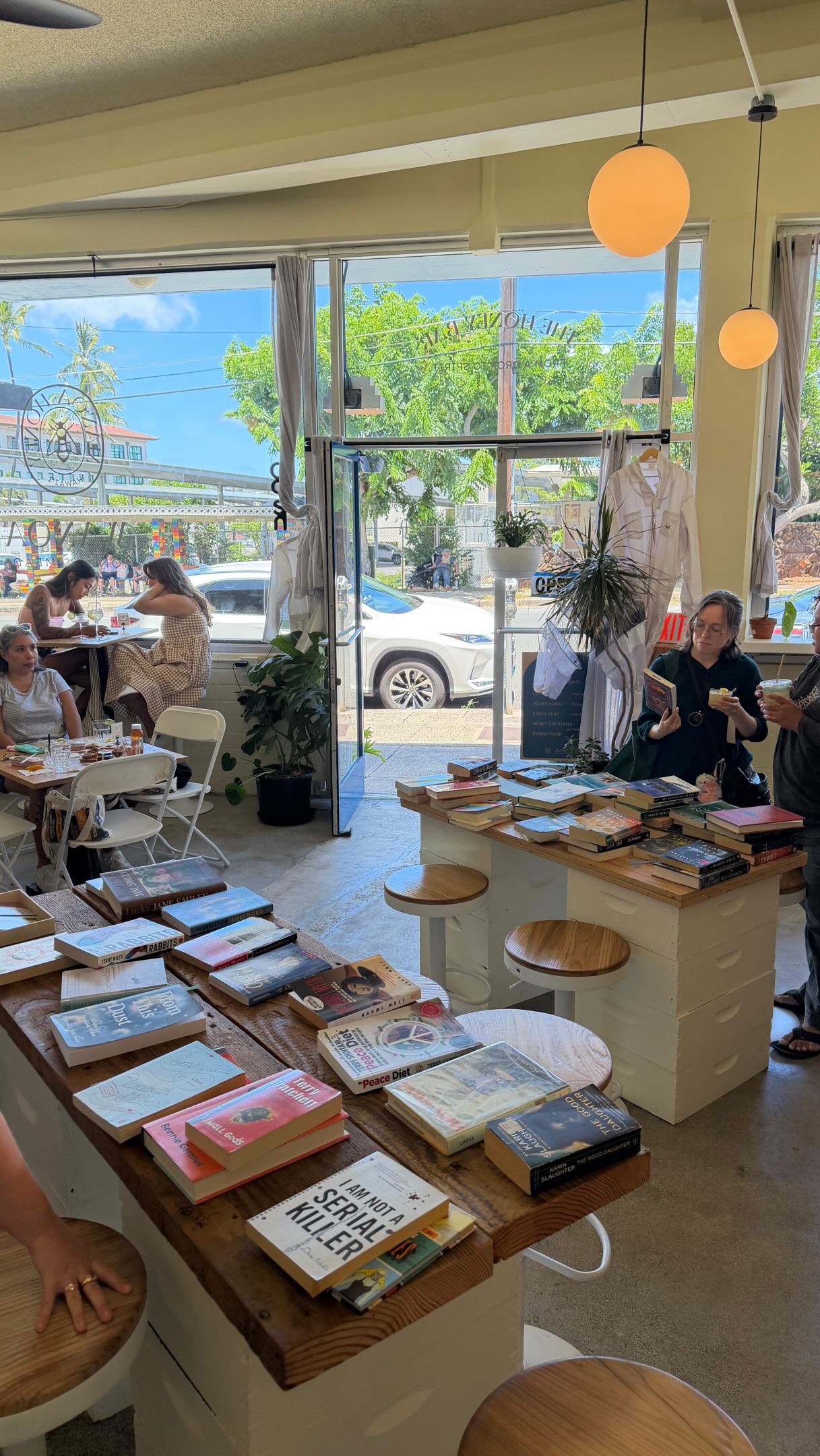 Love to read? Got books that you no longer reach for?
Come meet fellow book lovers and swap your old books for some new ones!
Join us for the first ever Honey Bar Book Swap in partnership with @unhingedlit.bookclub !!
📍1142 Koko Head Ave
🕕12-2pm
#manoahoneymead #mead #honey #thehoneybar #keepitkaimuki
