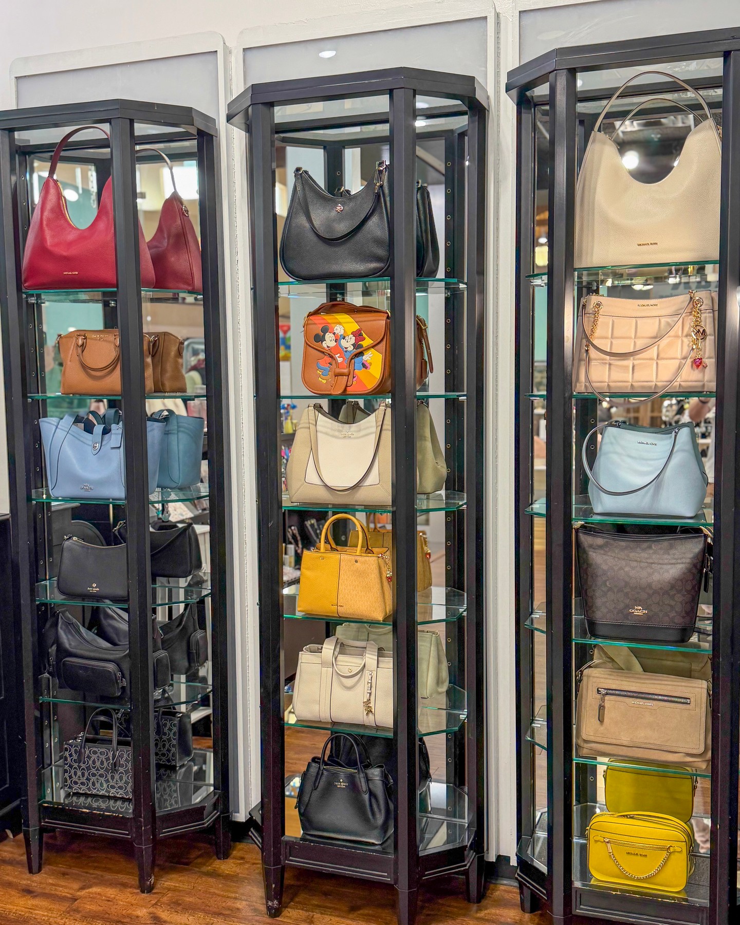 Bella By Leah has a deal you will not want to miss. Shown Michael Kors bags which are normally $558 are only $199! Save over 60% and come by today!š ā¼ļø