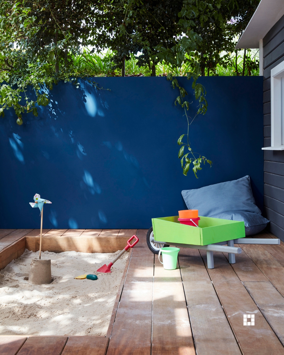 Die Fassadenfarbe Masonry Paint ist strapazierfähig, wetterbeständig und in der gesamten Little Greene Farbpalette erhältlich.
Bei richtiger Anwendung schützt sie deine Außenwände bis zu 15 Jahre lang.
Wand: Deep Space Blue™ 207 in Intelligent Masonry Paint
Kinderschubkarre: Phthalo Green™ 199 in Intelligent Exterior Eggshell
Lassen Sie sich gerne vor Ort in unserem Showroom in Burgau inspirieren und beraten! 😊💙