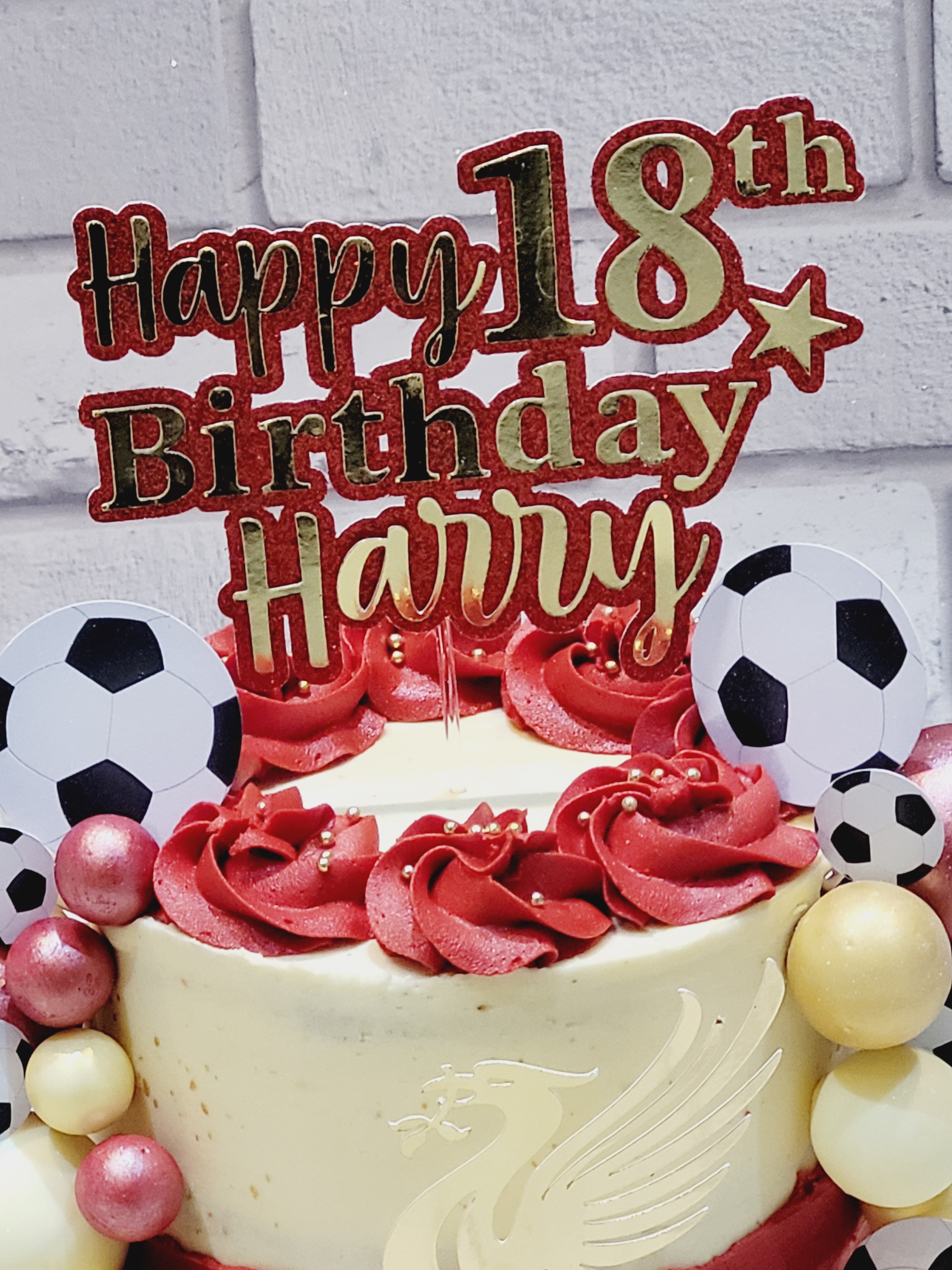 Shame about the team with us being Blues but the customer loved it. 😀 Topped off with a handmade cake topper.
#liverpoolfcfans #liverpoolcake #footballcake #cakemakers