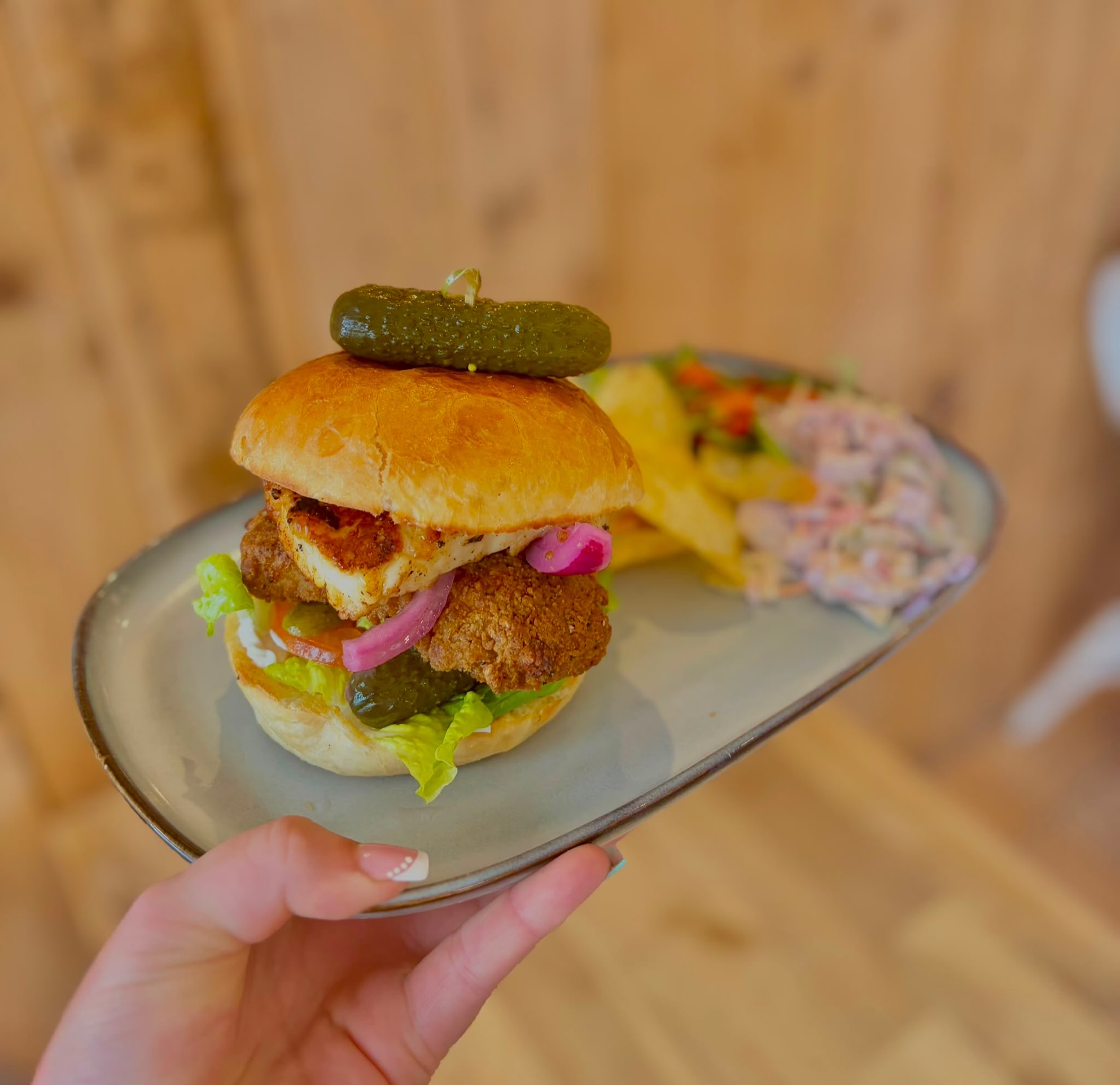 Happy Wednesday! āļø We have plenty of lunch options for you to eat in or take away!
On our specials board today:
Southern fried chicken burger, topped with halloumi with garlic mayo & salad š
Eton mess French toast
Our bakes:
ā¢Millionaires shortbread
ā¢Apricot crumble cake
ā¢Chocolate fudge
ā¢Biscoff brownie (VG)
ā¢Biscoff & banana cake
ā¢Gluten free brownies & blondies