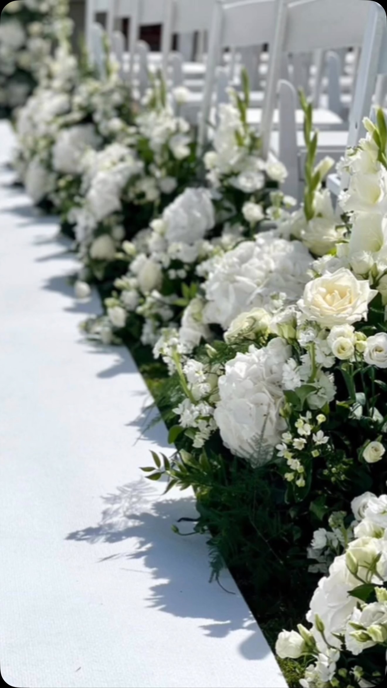 Imagine walking down an aisle overflowing with beautiful blooms, surrounded by their delicate fragrance, as you make your way to the love of your life. Years from now, that familiar scent of fresh flowers will instantly transport you back to the moment you said, “I do.” 🤍