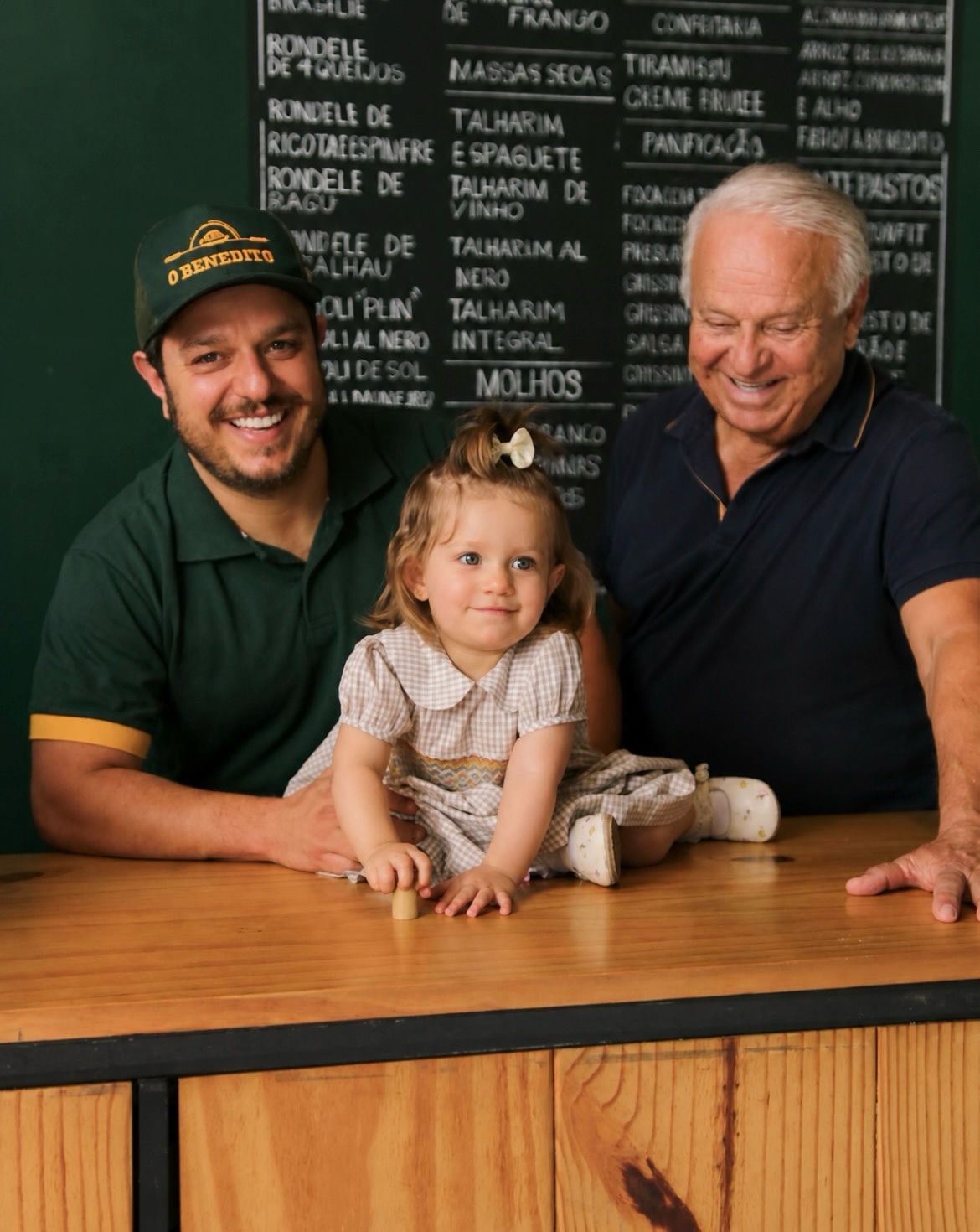 Existem heranças que não cabem em palavras: os valores, os ensinamentos, os exemplos e o amor que passam de geração em geração.
Neste Dia dos Pais, celebramos aqueles que deixam marcas que o tempo não apaga e constroem um legado que segue vivo em cada nova história.
Que seja um dia de gratidão, encontros e boas lembranças ao lado de quem faz da paternidade um gesto diário de cuidado e dedicação.
Feliz Dia dos Pais!