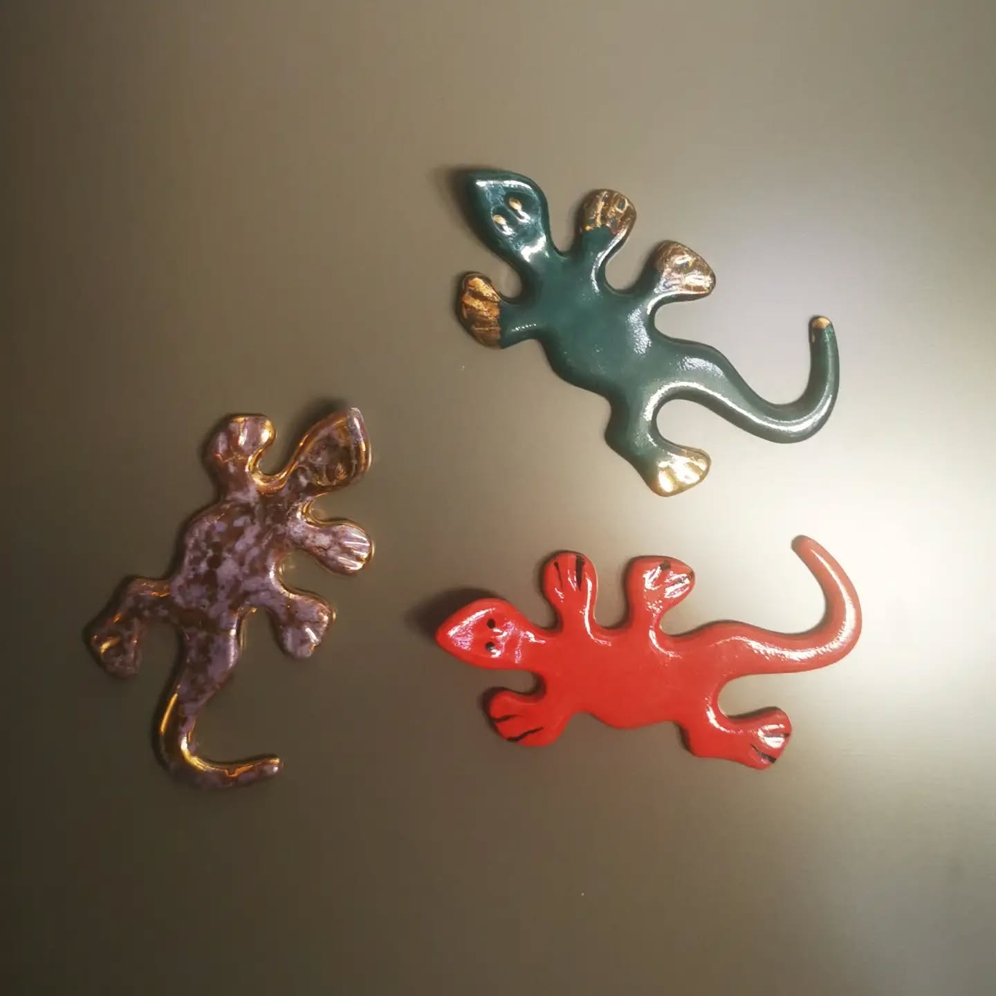 Nouveau! Salamandres magnet🦎🦎🦎 à découvrir sur les prochaines expositions #artisanatlocal69 #magnet #peinturesurporcelaine