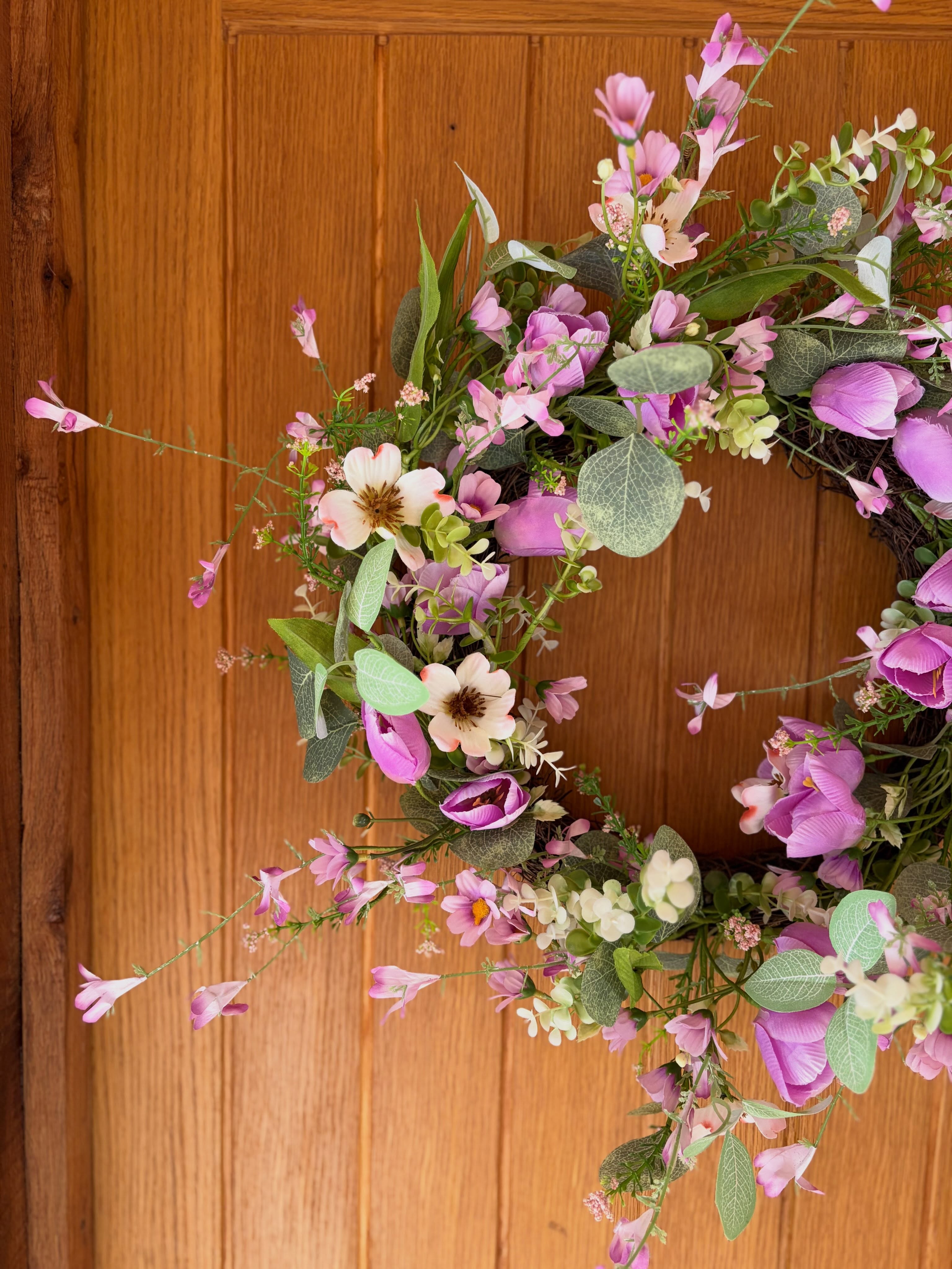 Late summer blooms 🌿🌷 we have the last of our seasonal wreaths in stock before the leaves start turning 🍁
Beautiful selection from wild flower to tulip and strawberries 🍓 find them outside as well as in this week.
#seasonalwreaths #summerblooms #silkflowers
