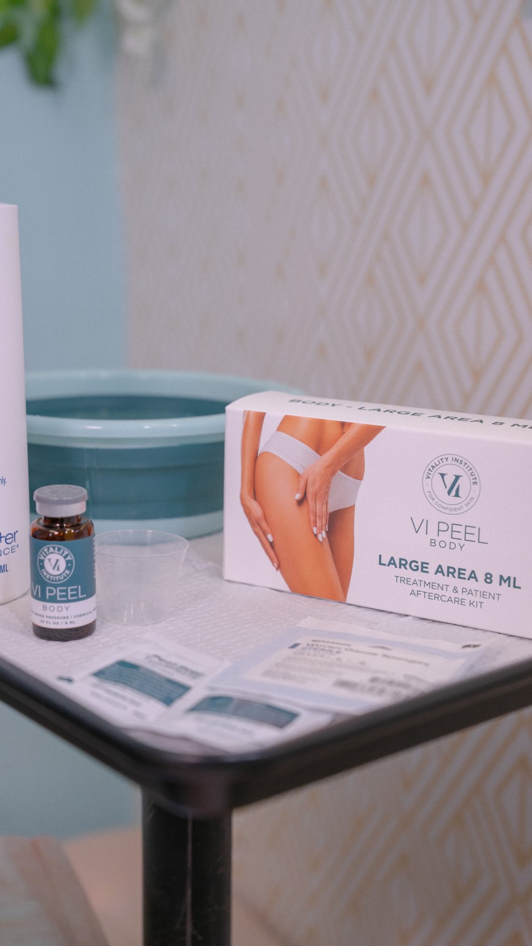 Chemical peels aren’t just for your face!
✨While facial peels are the most well-known, many areas of the body can benefit from professional exfoliation and skin renewal. Especially after a summer of sun exposure!
Depending on your skin goals, chemical peels may help improve the appearance of:
☀️ Uneven skin tone
✨ Sun damage
🌿 Acne and post-acne marks
💧 Rough texture
🤍 Fine lines
Every area has different skin thickness, concerns, and recovery needs, which is why your treatment plan should always be personalized.
🍂This Month:
Purchase a series of 3 chemical peels and choose ONE of the following:
🎁 10 units of Tox
OR
🎁 An Epicutis skincare product
OR
🎁 A Skinbetter Science skincare product
💖 Comment “PEEL” if you’re wondering which areas would benefit most from treatment!
#hawaiiaesthetic #medspahonolulu #hawaiimedspa #hawaiiesthetician