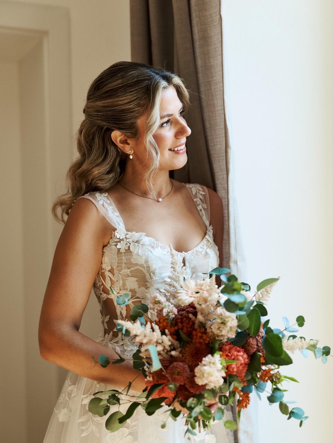 Another beautiful bride wearing our JOY on her special day 🤍✨ PERFECTION ✨
#wedding #weddingphotography #weddinginspiration #weddingjewelery #freshwaterpearls