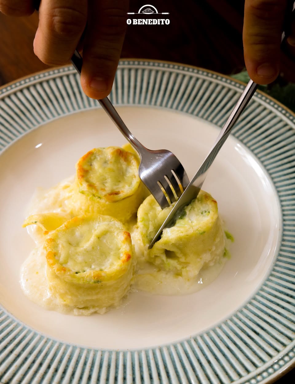 Nosso Rondele de ricota e espinafre une a cremosidade da ricota ao sabor marcante e fresco do espinafre, ingrediente muito tradicional na culinária italiana.
Uma massa artesanal, equilibrada e cheia de sabor.
Para transformar uma refeição simples em um momento especial.
É uma excelente opção vegetariana do nosso cardápio e está disponível em porções de 500g.