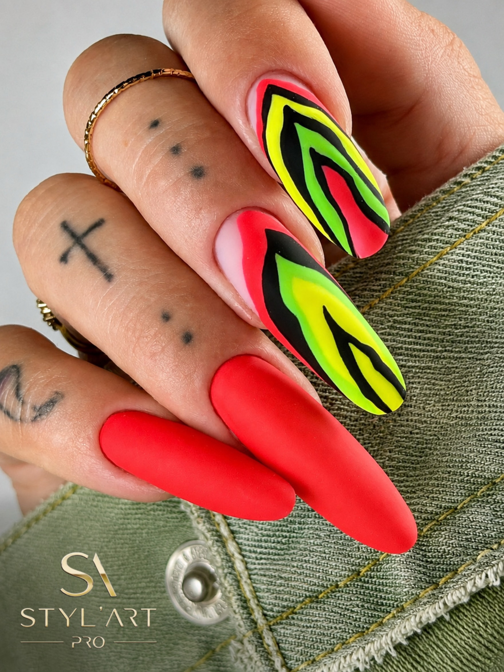SUMMER COLORS 🌈
Une pose haute en couleur réalisée par notre ambassadrice Aurélie @unpetitboutdongle qu’on vous partage ce soir 💚🩷
Le gel Smooth Cover Quartz associé à nos Vsp Pink Energy, Citrus Swell & Mojito Leaf pour ce nail art graphique et vitaminé, le tout sublimé par notre finition Velour Matte ✨
Des couleurs néon + un fini velours : le combo parfait pour faire ressortir chaque détail 🔥