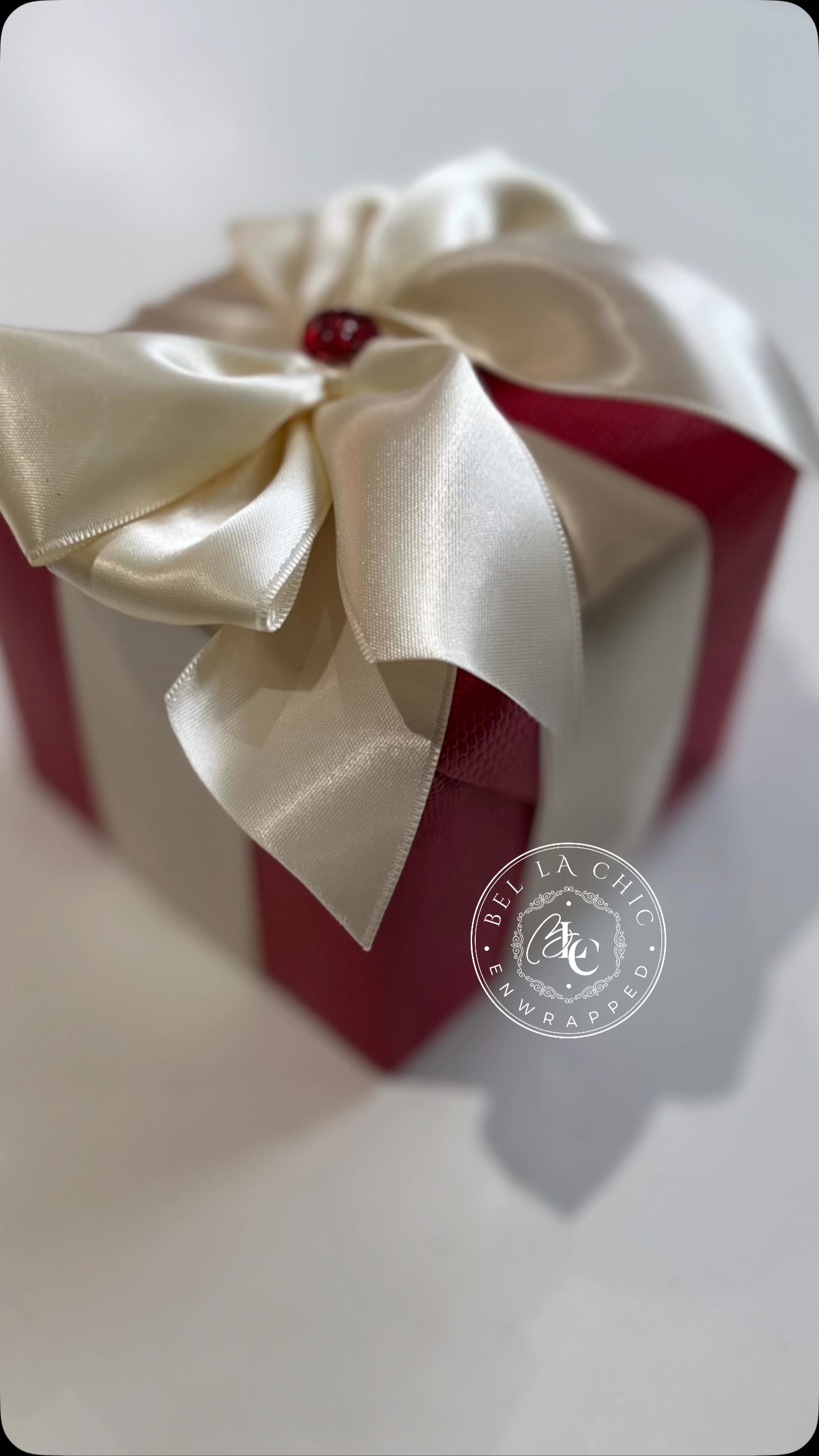 ✨❤️🤍 Timeless. Elegant. Unforgettable. ❤️🤍✨
Inspired by the classic beauty of red and cream, this custom gift wrap is the perfect touch for celebrating your Kappa pride with sophistication.
Because the best gifts truly come in small packages—especially when they’re wrapped with intention and luxury.
At Bella Chic Enwrapped, we believe every gift should make a statement before it’s ever opened. Hire a professional gift wrap designer and let us create a presentation that’s as memorable as the gift inside.
✨ Luxury Gift Wrapping • Custom Designs • By Appointment
#BellaChicEnwrapped #LuxuryGiftWrapping #KappaStyle #GiftWrappingDesigner #smallpackagesbigimpact