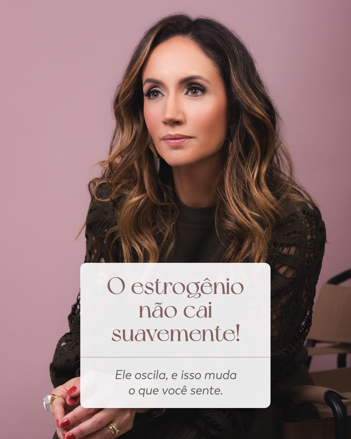 🌸 O estrogênio não cai aos poucos, ele oscila. Na perimenopausa, os níveis flutuam de forma errática, com picos acima do normal e quedas abruptas, às vezes na mesma semana. É essa instabilidade que explica sintomas tão inconsistentes de um dia para o outro!