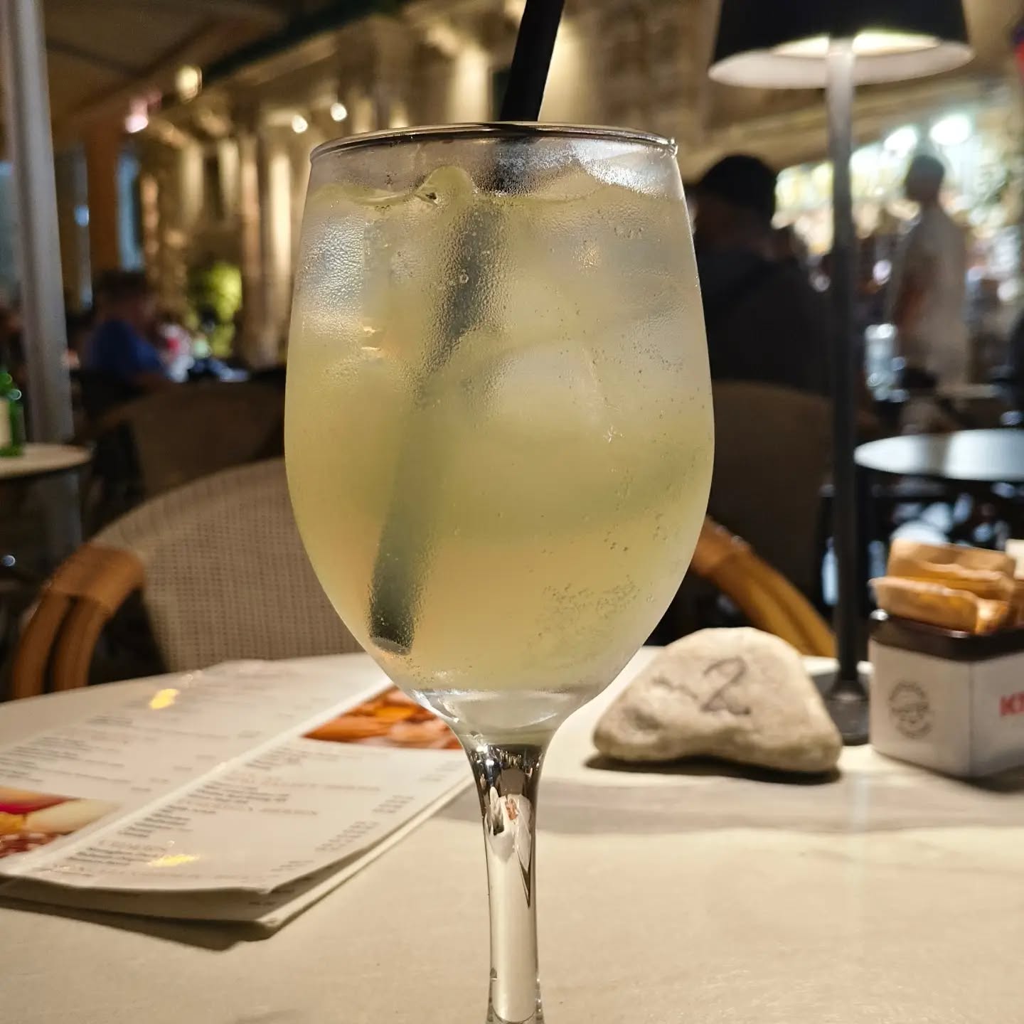 Limoncello Spritz im Café Teatro. "Hinter" mir im Teatru Rjal findet gerade die coole Probe zum Concerto Motte Italiana statt. Mit Orchester und Chor. Lässt sich aushalten.🥰
Alles natürlich nur zu Recherchezwecken!😂