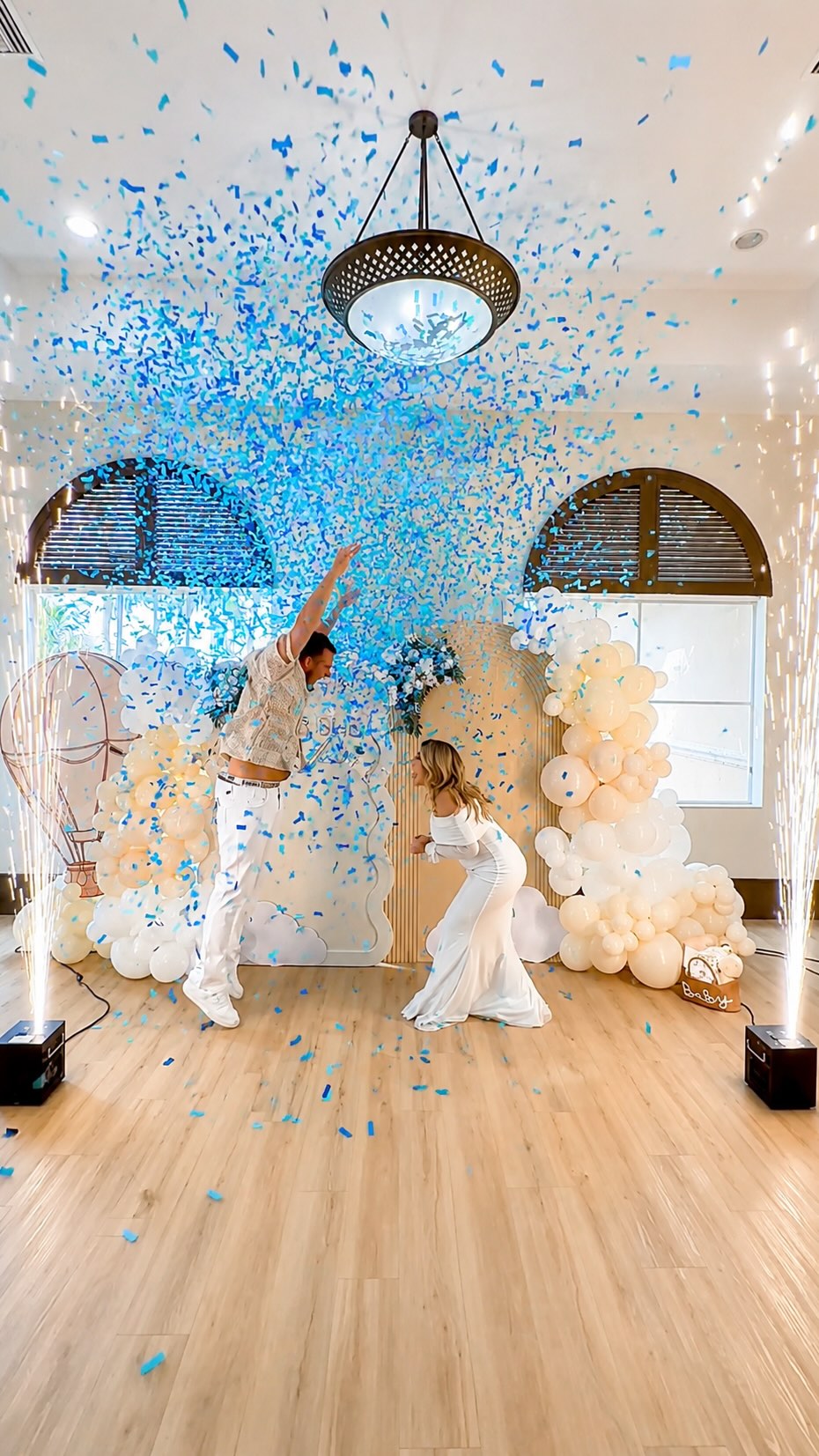Itβs a BOY! π A beautiful indoor gender reveal.β¨π
.
.
.
#genderreveal #genderrevealmiami #revelaciondesexo #genderrevealparty #indoorgenderreveal