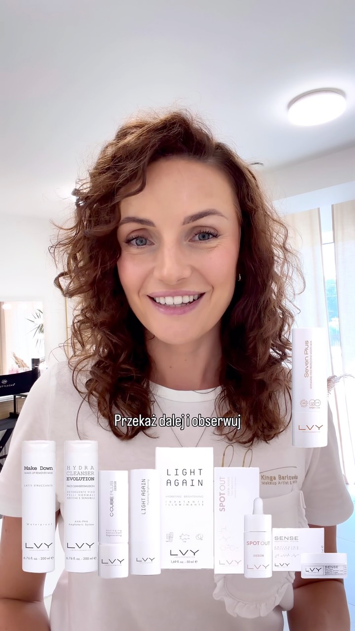 Przebarwienia nie znikają same — dlatego warto działać świadomie!
W kolejnej rolce z cyklu pielęgnacyjnego @kingabarlowska_beauty_therapy pokazuje, jak budować skuteczną rutynę pielęgnacyjną dla skóry z przebarwieniami, aby wspierać wyrównanie kolorytu i zapobiegać powstawaniu nowych zmian.
Bo walka z przebarwieniami to nie tylko stosowanie produktów rozjaśniających. To przede wszystkim codzienna ochrona skóry, wsparcie jej regeneracji oraz konsekwencja w pielęgnacji.
Latem szczególnie warto pamiętać, że promieniowanie UV, wysoka temperatura i ekspozycja na słońce mogą nasilać produkcję melaniny, utrwalać istniejące przebarwienia i sprzyjać pojawianiu się kolejnych.
Sekret? Regularność. Odpowiednio dobrane składniki aktywne. I codzienna ochrona przeciwsłoneczna.
☀️ Pielęgnacja poranna:
1. HYDRA CLEANSER EVOLUTION
Delikatnie oczyszcza skórę, nawilża i wspiera barierę hydrolipidową.
2. CCUBE
Serum z witaminą C o działaniu antyoksydacyjnym, rozświetlającym i wspomagającym redukcję przebarwień.
3. LIGHT AGAIN
Lekki krem, który nawilża, wzmacnia barierę ochronną skóry i pomaga wyrównać koloryt.
4. SEVEN PLUS SPF50
Wysoka ochrona przeciwsłoneczna, która pomaga zapobiegać powstawaniu nowych przebarwień i chroni efekty pielęgnacji.
🌙 Pielęgnacja wieczorna:
1. MAKE DOWN
Skutecznie usuwa makijaż, filtry SPF i zanieczyszczenia, jednocześnie wspierając odbudowę bariery skórnej.
2. HYDRA CLEANSER EVOLUTION
Dokładnie oczyszcza skórę i przygotowuje ją do dalszych etapów pielęgnacji.
3. SPOT OUT
Serum wspomagające redukcję przebarwień i wyrównanie kolorytu skóry.
4. SENSE
Krem wspierający regenerację, ukojenie oraz odbudowę skóry.
Efekt?
Bardziej jednolity koloryt skóry, większy blask, mniej widoczne przebarwienia i skuteczna ochrona przed powstawaniem nowych zmian.
Pamiętaj — w przypadku przebarwień najważniejsza jest konsekwencja. Małe kroki wykonywane każdego dnia przynoszą najlepsze efekty.
Zapisz ten post, jeśli pracujesz nad wyrównaniem kolorytu skóry.
#kosmetologia #przebarwienia #zadbanaskóra
Pode