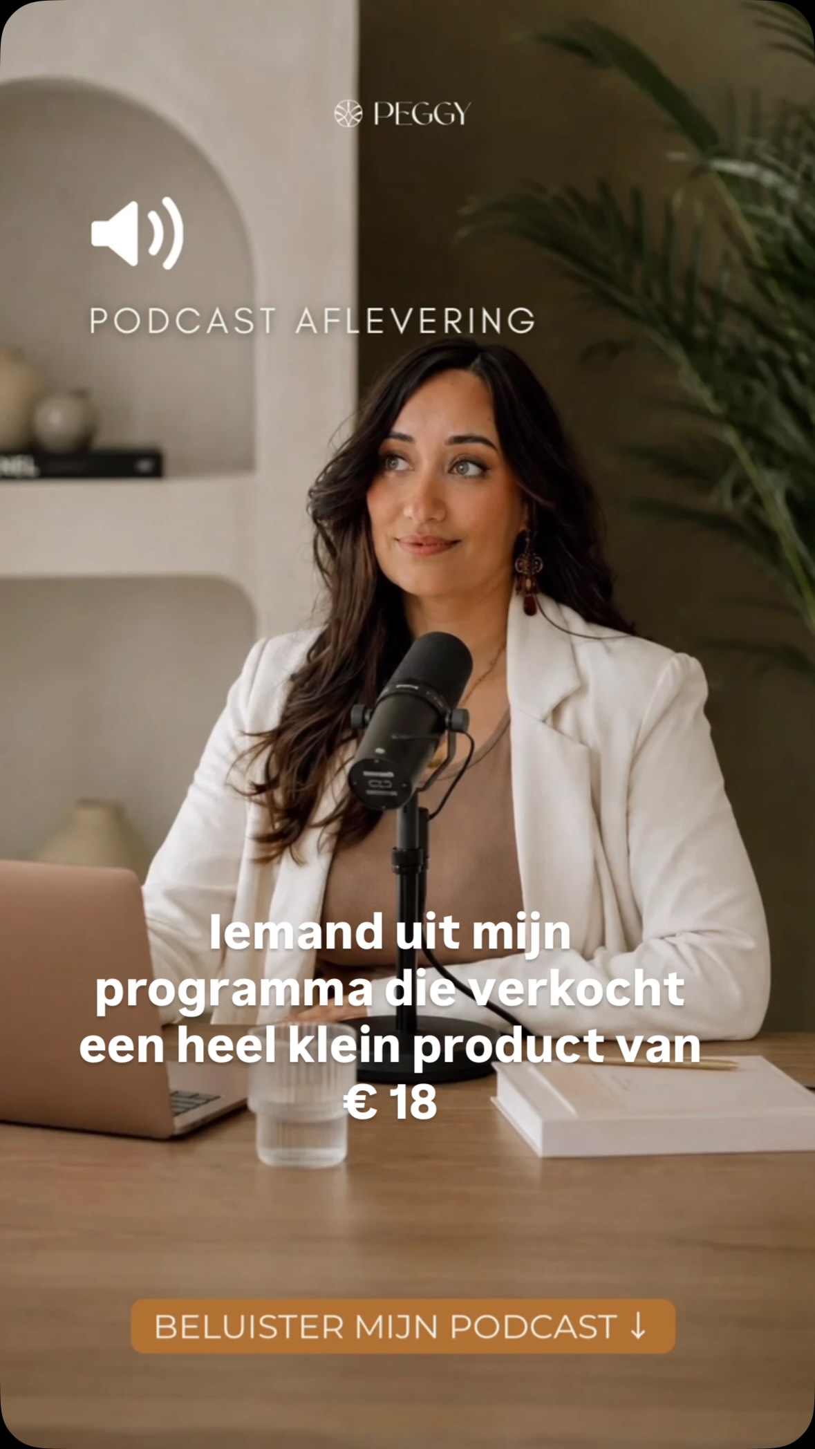 Stel je een dinsdag voor waarop jij niks doet. Geen post, geen DM, geen call. En toch verkoopt je bedrijf de hele dag door. In deze aflevering neem ik je mee naar die dinsdag, en rol ik terug naar de drie stappen die hem mogelijk maken. Plus waarom vrijwel iedereen ze in de verkeerde volgorde probeert.
In deze aflevering:
→ Hoe een gewone dinsdag eruitziet als jij niet meer de motor van je bedrijf bent
→ Waarom je omzet stilstaat zodra jij stilstaat, en waarom dat niet aan je werkritme ligt
→ De E3 methode als landkaart: Ecosysteem, Evergreen, Exponentieel
→ Waarom de volgorde belangrijker is dan de drie stappen zelf
→ De fout die bijna iedereen maakt: bouwen aan stap drie terwijl stap één nog niet staat
Eerst verbinden, dan pas automatiseren, dan pas vermenigvuldigen. De meeste mensen beginnen achteraan.
Hele aflevering beluisteren? Check de link in mijn bio!
Het jaarprogramma, de Business Expansion Suite, heeft nu een early bird die loopt tot 14 september.
Meer leren? DM mij “JAAR”