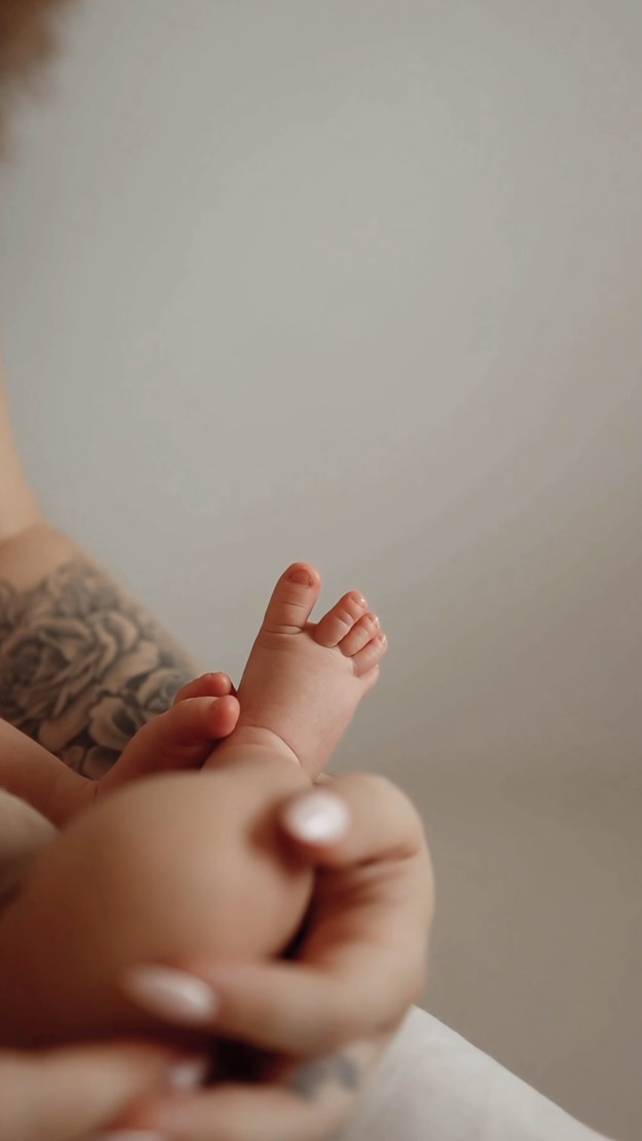 Ich bleibe normalerweise bei Fotos, aber heute gab’s ausnahmsweise auch ein paar Videosequenzen.
Wie findet ihr es? ✨
#newborn #photography #love #newbornphotography #falkenberg
