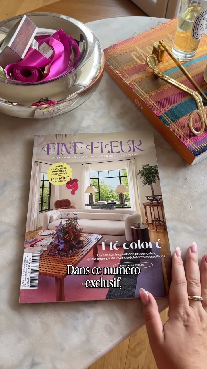 Quand deux entreprises alsaciennes se rencontrent, ça donne naissance à une édition unique. ✨
Pour cette collaboration exclusive avec @schmidt_lutterbach, nous avons imaginé une édition spéciale de Fine Fleur Magazine, pensée comme une véritable pièce à leur image.
Baptisée La Cuisine, elle met en lumière leurs nouvelles collections, les matériaux et revêtements proposés en showroom, mais aussi l’un de leurs plus beaux projets réalisés dans l’agglomération mulhousienne.
Bien plus qu’un simple supplément glissé dans un magazine, cette réalisation est le fruit d’une collaboration qui avait du sens.
Retrouvez cette édition spéciale directement dans la boutique Lutterbach. 👀
Et si vous aussi, vous souhaitez créer une édition exclusive à l’image de votre marque, écrivez-nous, nous serons ravies d’imaginer ce projet avec vous 🌼✨