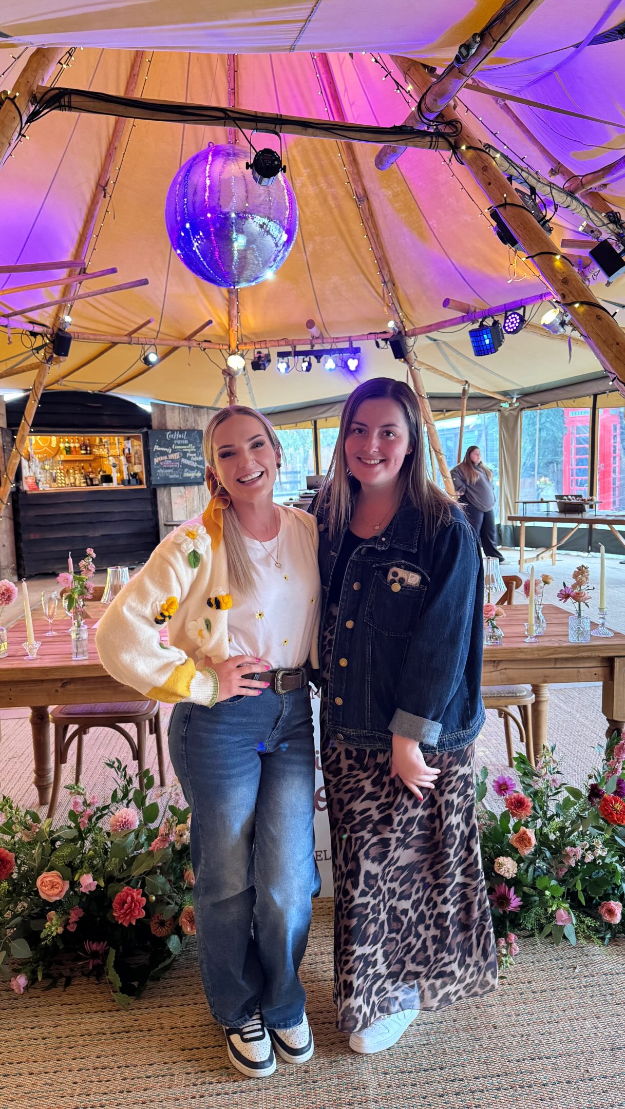 🤍YOUR TEAM🤍
When you work with your besties, it makes making reels so much more fun, plus we make some beautiful work together.
The dream team @hervejonesdesigns X @all.inbloomfloristry
.
.
.
#weddingflorists #weddingstationer