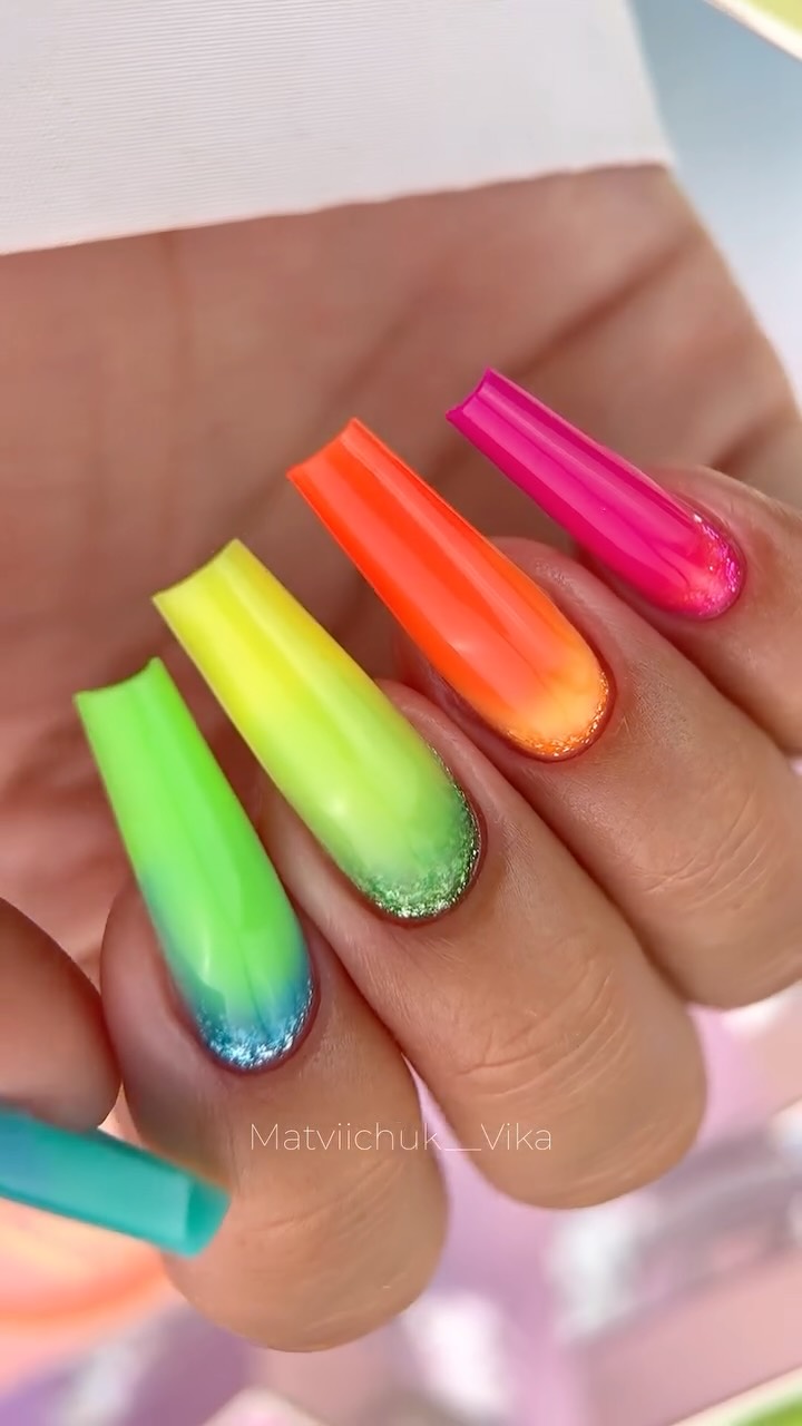 🌈 Du néon, des paillettes… et une bonne dose de couleur ! ✨
Pour cette pose, la collection Smooth Neon rencontre les VSP pailletés des collections Miami Sunset & California Waves 💖💚🧡
Une combinaison ultra vitaminée, réalisée pas à pas dans ce Reel pour vous dévoiler chaque étape de la création. ✨
Alors, quelle association de couleurs vous fait le plus craquer ? 👀
🎁 -20% avec le code 𝗦𝗔𝗟𝗘𝗦𝟮𝟬 sur www.stylart-pro.com
🎥 @matviichuk__vika
