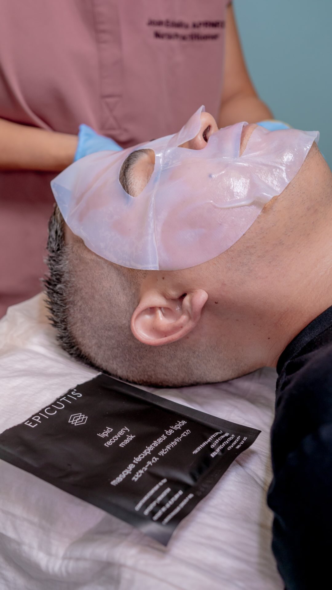 Sometimes your skin doesn’t need more...It needs a moment to recover.
💧 Hydrating masks can help support the skin barrier by replenishing moisture, calming the appearance of stressed skin, and leaving your complexion feeling refreshed.
Healthy skin begins with a healthy barrier. 👩⚕️
Happy Face Mask Day! When is the last time you put on a face mask??
#hawaiiaesthetic #medspahonolulu #hawaiimedspa #hawaiiesthetician