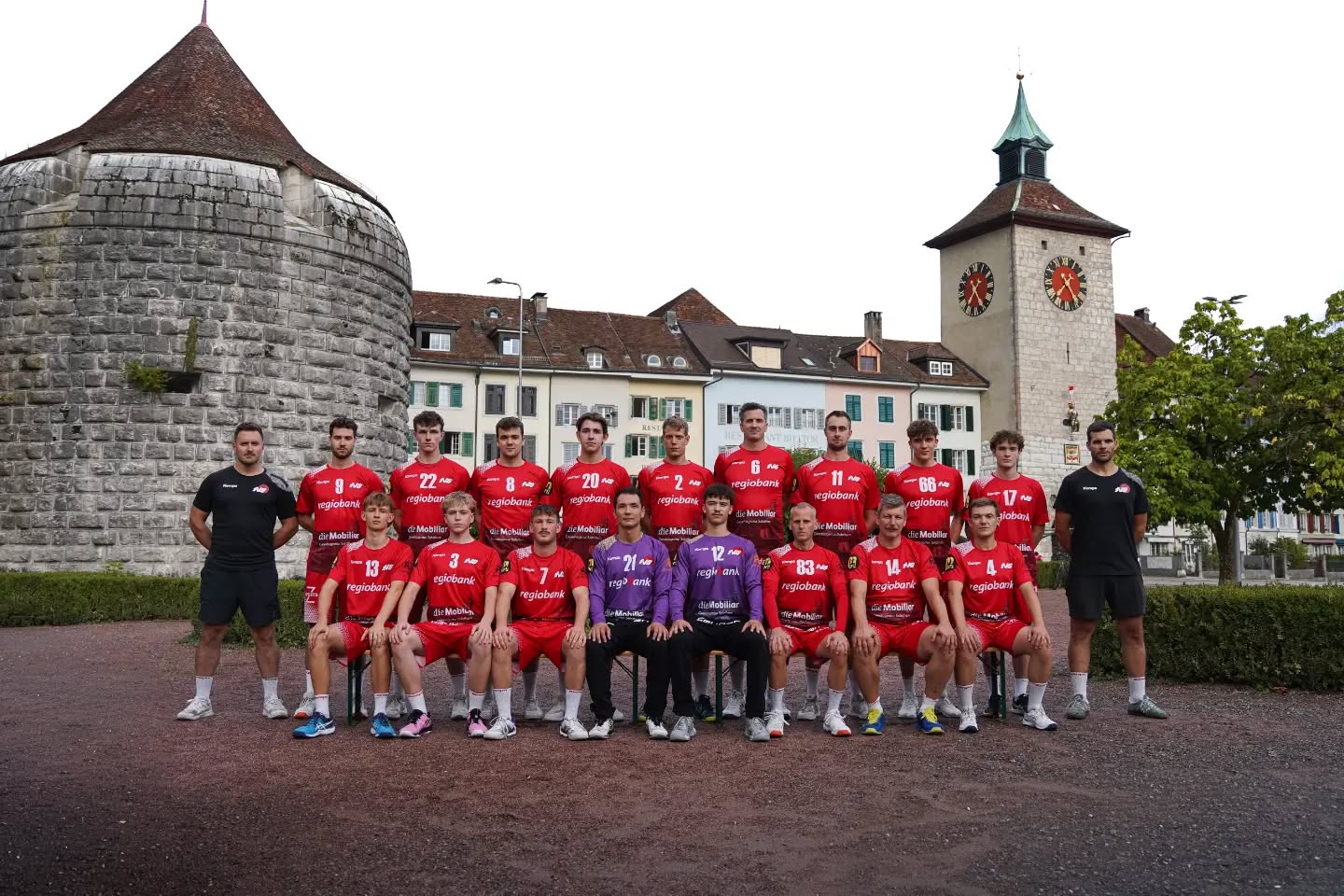 🇮🇩 1.Liga SAISON 26/27 🇮🇩
Es fehlen: Leon Pilijc, Fynn Jäggi und Leo Thormann
Die Kadervorstellung folgt in den nächsten Tagen...
#handballschweiz #tvsolothurn #mannschaftsfoto #solothurn #handball
