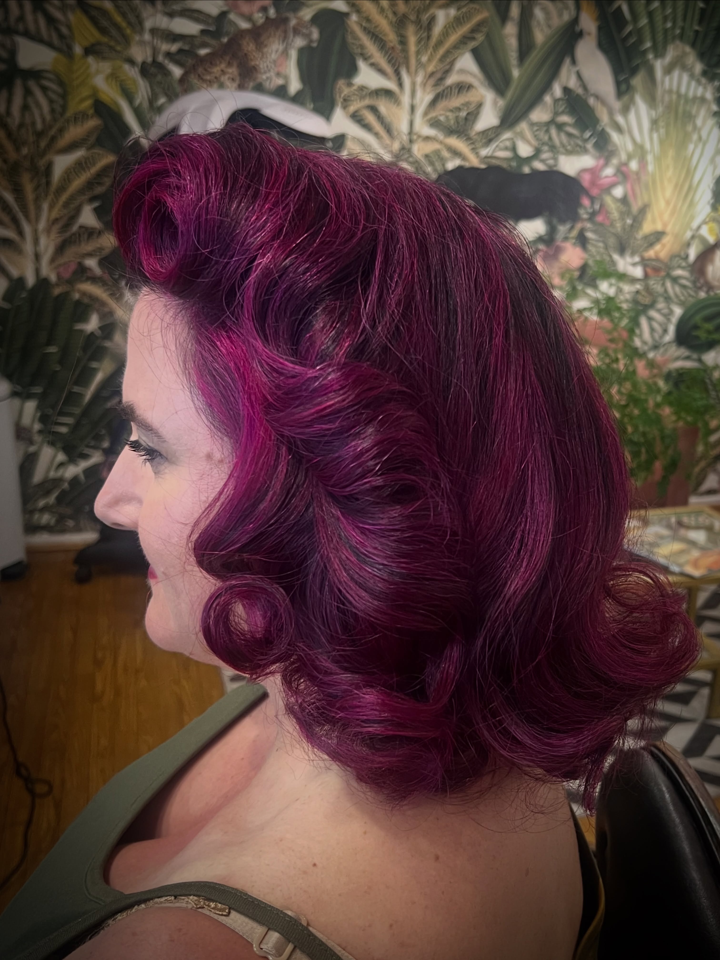 Grey blending with fuchsia pink?
Yeah why not?
.
What does this look entail?
-highlights
-pink overlay color
-haircut
-set style