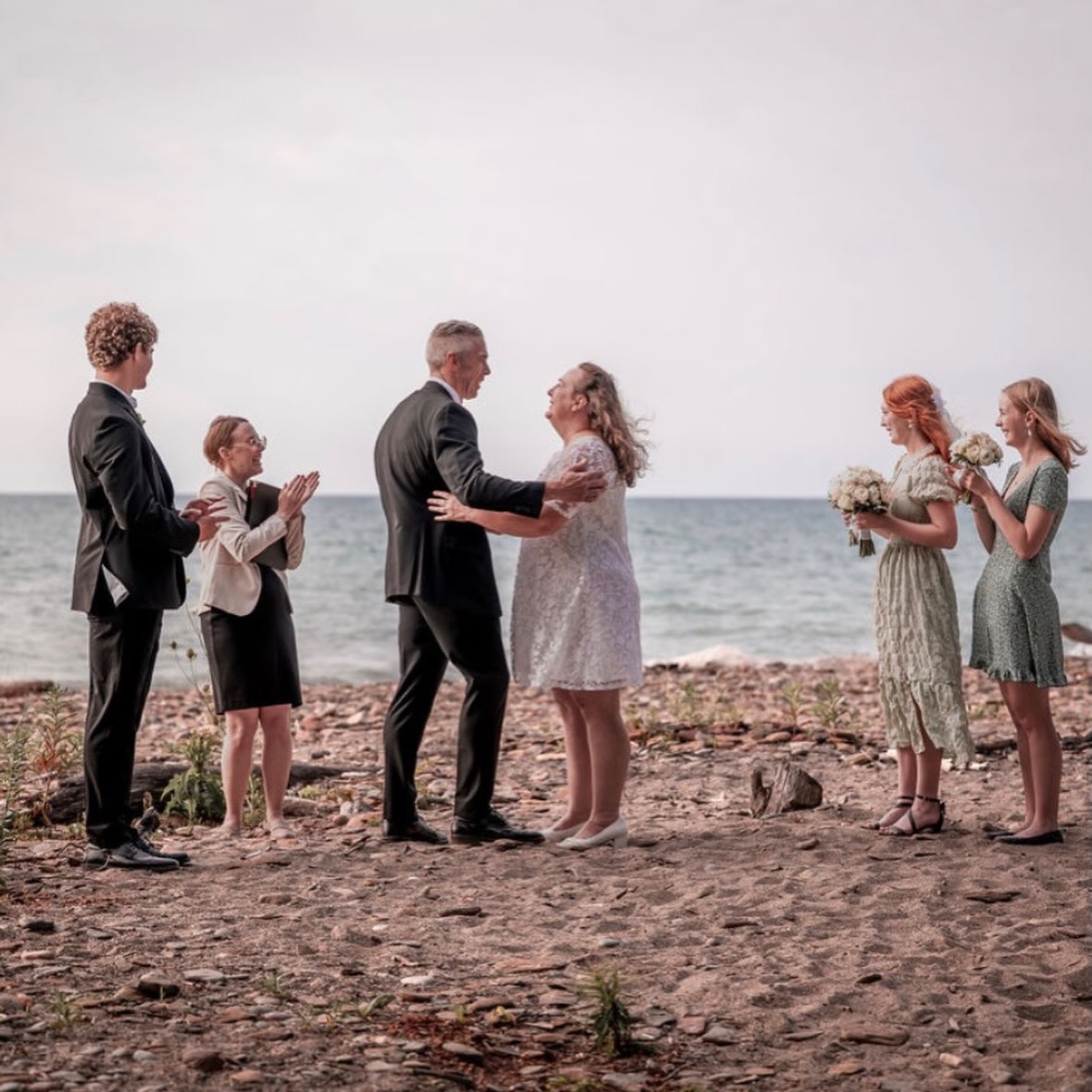 J & J’s intimate Lake Erie elopement was everything they dreamed of and we couldn’t be happier for this adorable family ❤️
Their ceremony was beautifully captured by the talented @kelly_kap_kruse 📸