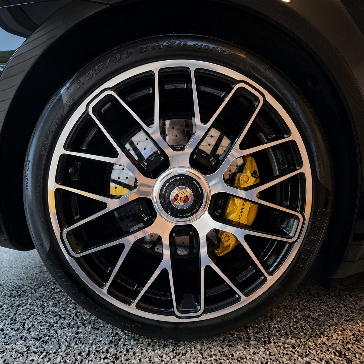 Some details are meant to be noticed.
Others are meant to be felt.
Yellow against black.
Precision against stillness.
The quiet confidence of a car that doesn’t need to announce itself.
#Ladue #TownAndCountry #WestCounty #Porsche #LuxuryCars #MobileDetailing #DrivewayDetailing #ChesterfieldMO