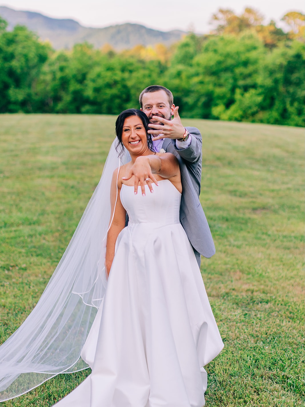 ✨Laura and Taylor✨ Gorgeous details and lavender for days. We are still thinking back on this May wedding!
@bsloanphotography
@sayyeswithjessweddings
@bangsandblush_
@swankfloral
