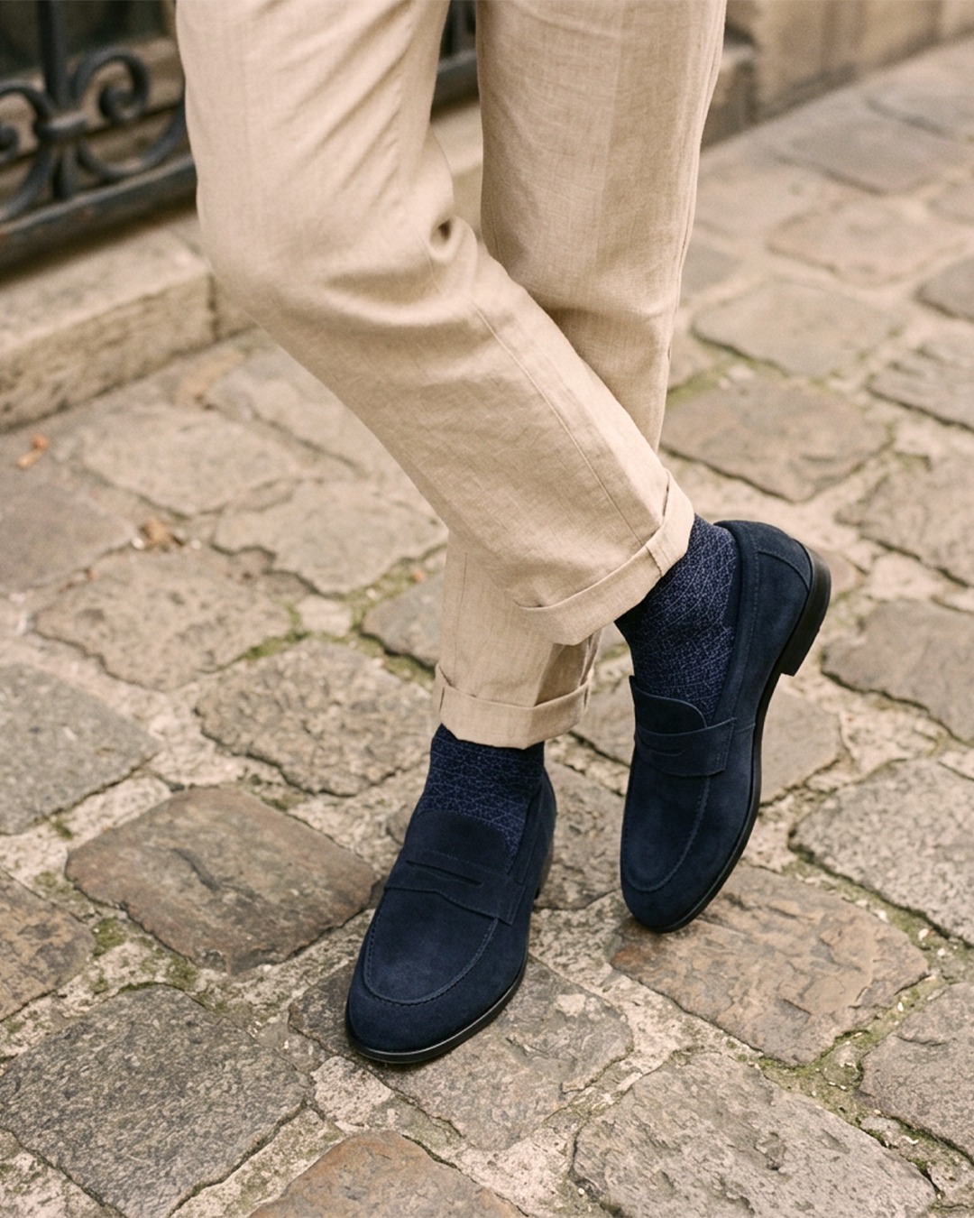 L'élégance ne s'affiche pas, elle se découvre.
Des chaussettes bleu marine à micro-motifs: une touche de couture qui distingue ceux qui savent apprécier la valeur du détail. 💙
#doredore#hosiery#goldgold#paristyle