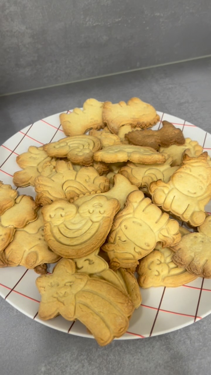 We maakten deze lekkere koekjes in onze therapiekeuken met het materiaal en het recept van @samenmetdekindjes
Onze kindjes gaan in de keuken aan de slag tijdens de ergotherapie om zo hun dagelijks functioneren en motorische vaardigheden te oefenen. Wegen, gieten, mengen, kneden, rollen zijn allemaal goede oefeningen voor hun kleine handjes!