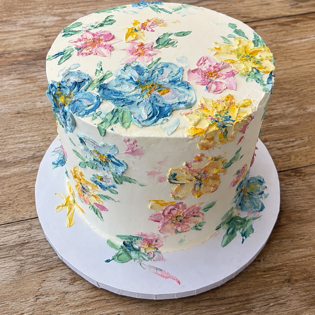 The wedding cake orders this summer have been extra fun to make! Case in point 👆🏼, this hand painted textured cake from the weekend (those A level art skills from 2001 really shining through I feel 😆), and delivered to @hoathhouse for the lovely Meg & Abe. Brown butter cardamom sponge with a poached peach compote filling. Try saying that a few times…!
No weddings this weekend but an awful lot of celebration cakes, including a particularly special one for my soon to be three year old Emme! Spoiler alert, it’s a unicorn. Or will be… because clearly it’s still not even baked at this point and will be last on the production schedule tomorrow! 🥴🤦🏼♀️🦄
#watercolourcake #texturedcake #floralcake #weddingcake #dealkent