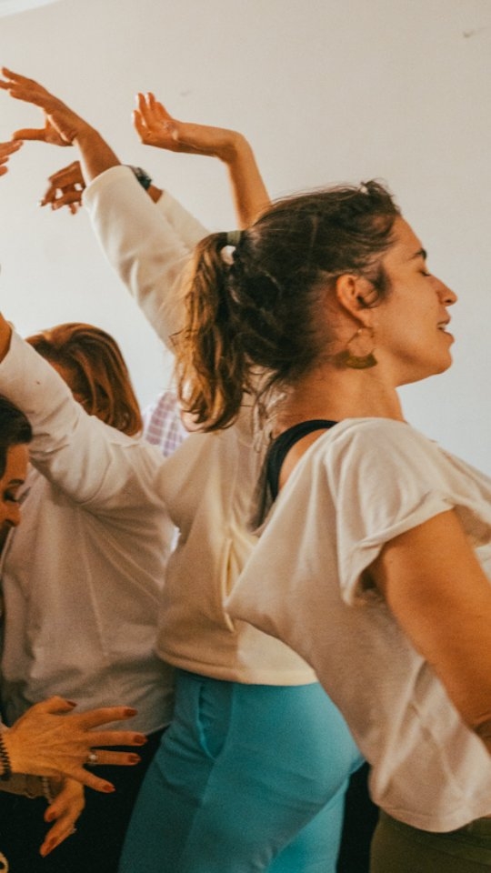Há uma diferença entre mexer o corpo e deixarmo-nos mover.
Quando deixamos de procurar o movimento certo, quando soltamos a ideia de como devemos parecer, alguma coisa começa a acontecer.
O corpo ganha espaço.
A energia transforma-se.
Aparecem ritmos, intensidades, pausas, impulsos… formas diferentes de sermos e de nos expressarmos.
E talvez uma das coisas mais bonitas do movimento seja precisamente essa:
descobrir que não somos uma coisa só.
Somos muitas.
E o corpo sabe-o. 🤍
Na 3.ª edição do Movimento Consciente & Dança Expressiva, voltamos a abrir este espaço de descoberta, experiência e aprendizagem através do corpo e do movimento.
3.ª edição · Setembro
Formação de Facilitadores em Movimento Consciente & Dança Expressiva
Mais informações no link da bio.
Com Amor, ❤️
Lisa Bompastor
📸 @antoniobarbot
AGENDA 🗓️
🌿 O Corpo como Caminho
Workshop Online ao Vivo
12 Setembro
🌈 Holi Yoga Kids - 12.ª Edição
Formação de Professores de Yoga para Crianças
Setembro · Abertura da Plataforma
🤍 Movimento Consciente & Dança Expressiva - 3.ª Edição
Formação de Facilitadores
Outubro · Abertura da Plataforma
Informações e inscrições no link da bio.
#MovimentoConsciente #DançaExpressiva #ConsciênciaCorporal #ExpressãoCorporal #Movimento Corpo Formação LisaBompastor