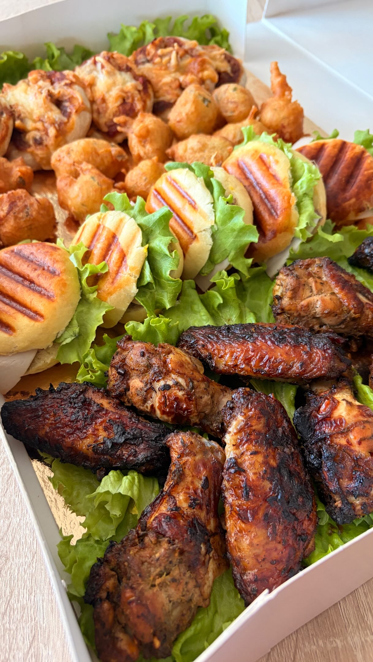 ✨ La box apéro qui rassemble tout le monde autour de saveurs caribéennes🌴
Un moment de partage, de gourmandise et de convivialité à savourer en famille ou entre amis 🤎
Dans cette box retrouvez :
🤤 Des accras croustillants
🌴 Des mini agoulous généreux
🍕 Des mini pizzas gourmandes
🔥 Des grignotes de poulet jerk pleines de saveurs
Une box pensée pour vos apéros, vos moments entre proches et vos petites occasions festives ✨
📦 Box apéro : 50 €
🎁 Offre de lancement : -10% pour les 5 premières commandes seulement !
📩 Réservez dès maintenant votre box et laissez-vous transporter par les saveurs des Caraïbes 🔥🔥