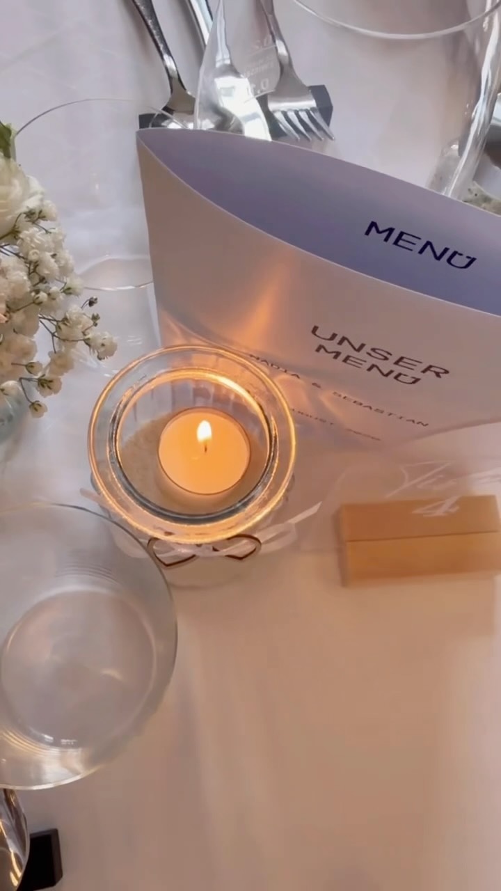 Kleine Feier, große Momente. 🤍🥂
Eine Hochzeitsfeier, die gezeigt hat, dass es für einen besonderen Tag nicht viele Menschen braucht – sondern die richtigen. ✨
Ihr denkt über eine kleine, intime Feier nach?
Schreibt mir. Genau dafür haben wir Raum.
— Andrea
✦ Schloss Immenstadt · Marienplatz 12 · Immenstadt im Allgäu
Food: @schmaus_catering